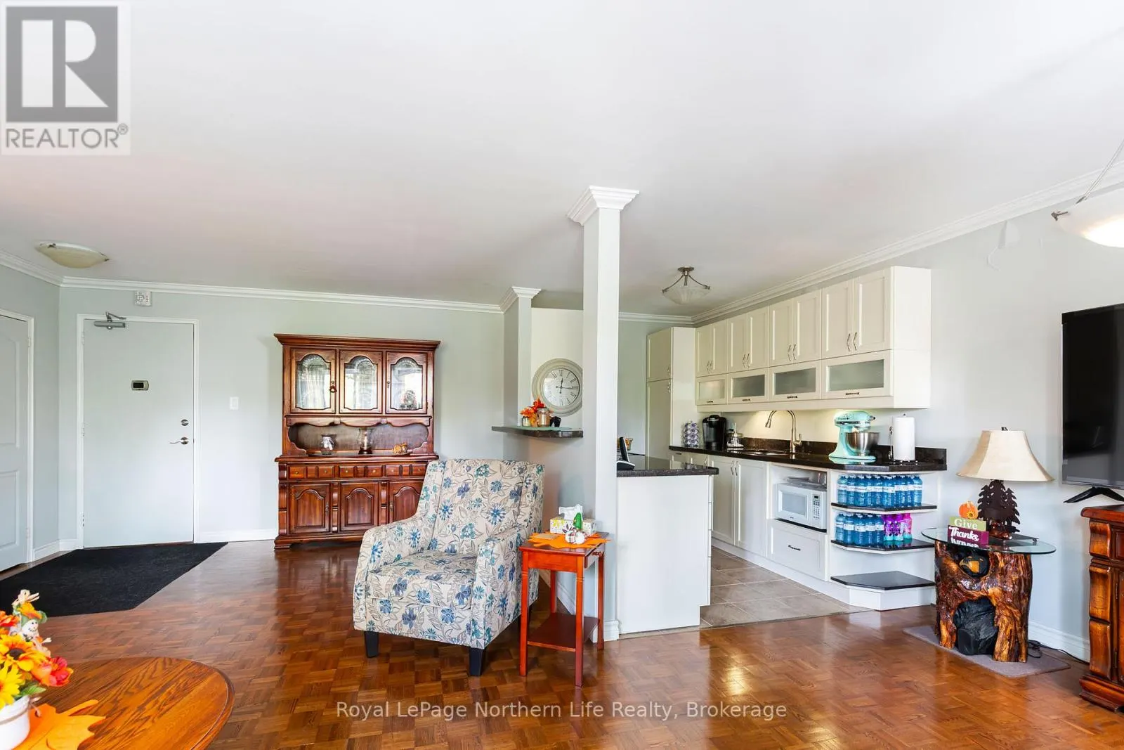 810 MAIN STREET W