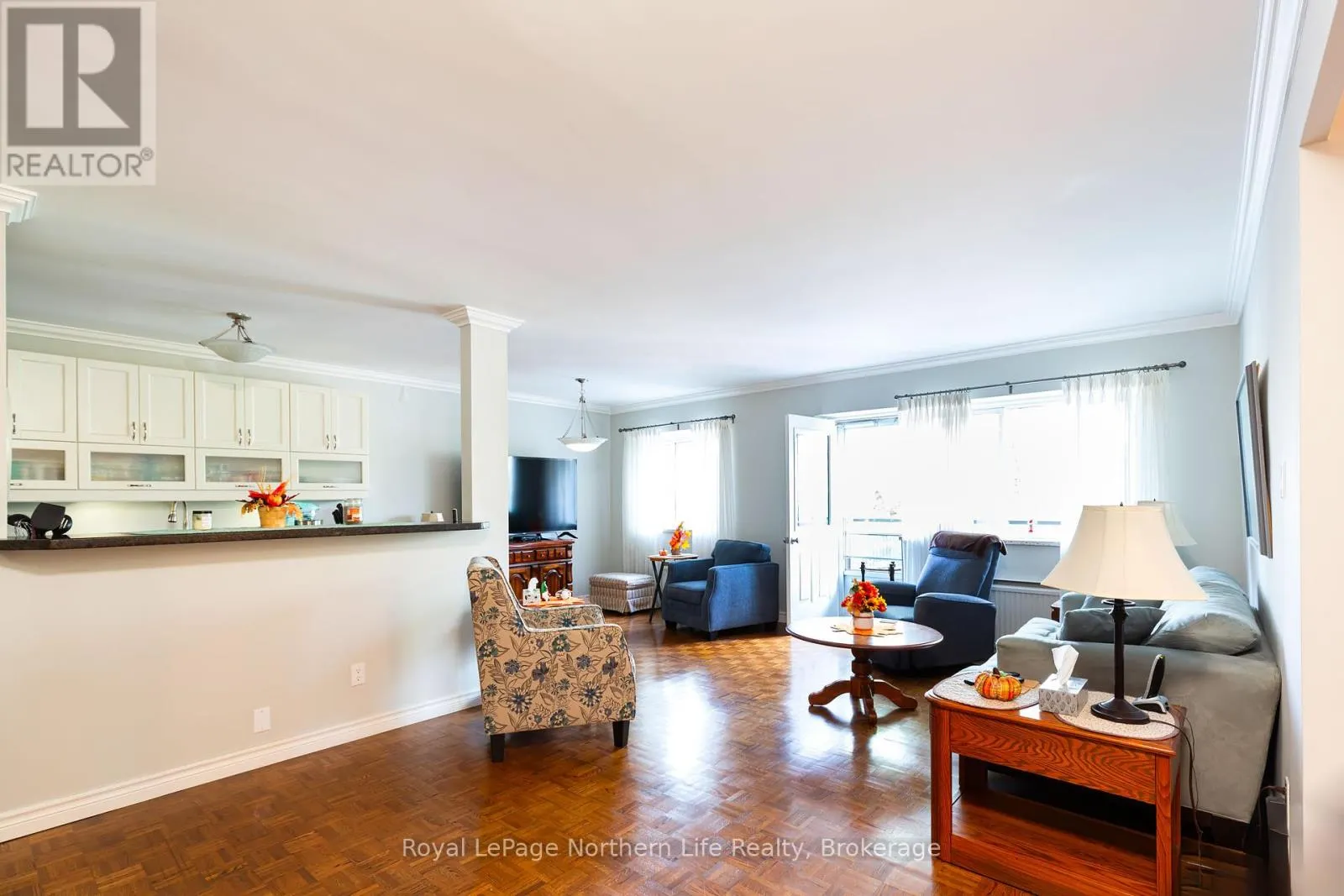 810 MAIN STREET W