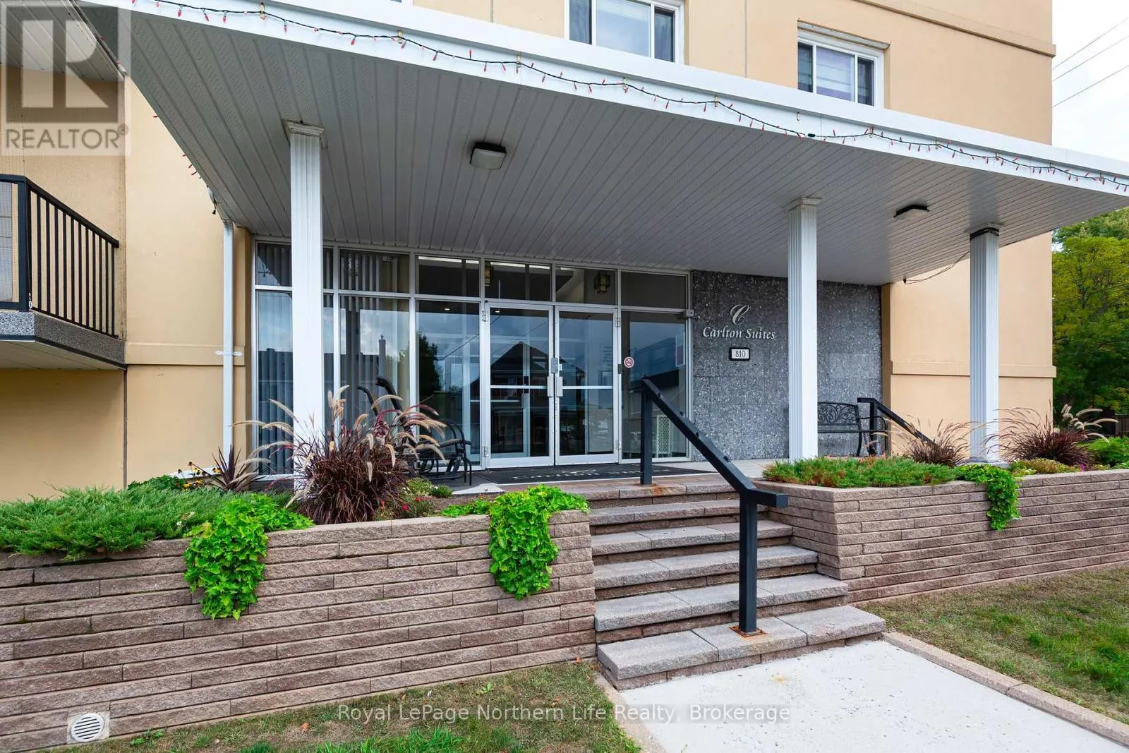 810 MAIN STREET W