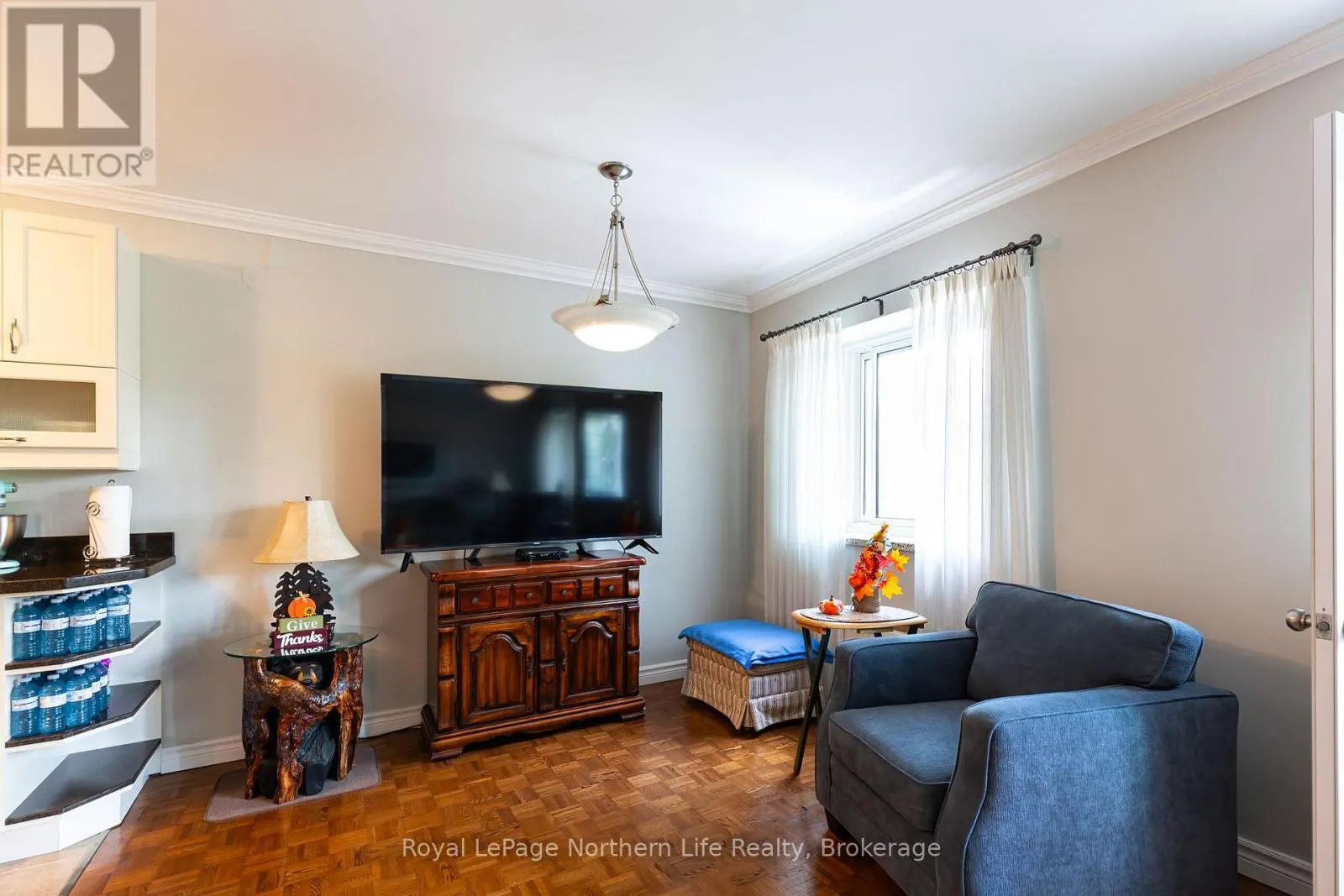 810 MAIN STREET W