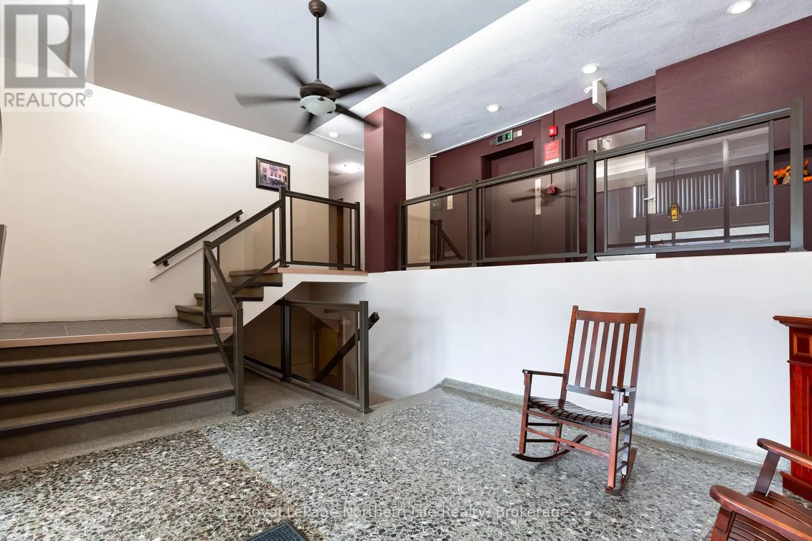 810 MAIN STREET W