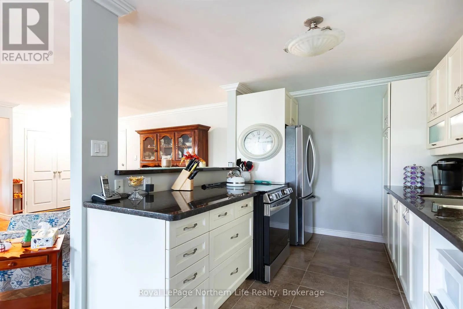 810 MAIN STREET W
