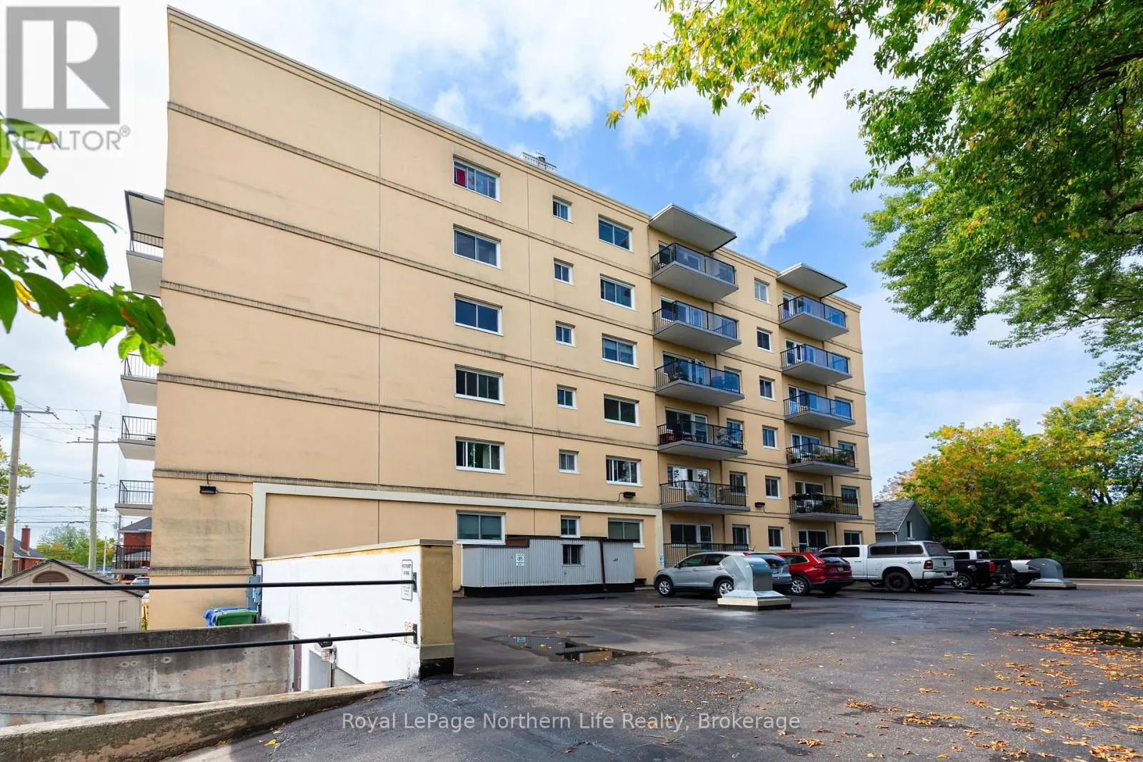 810 MAIN STREET W