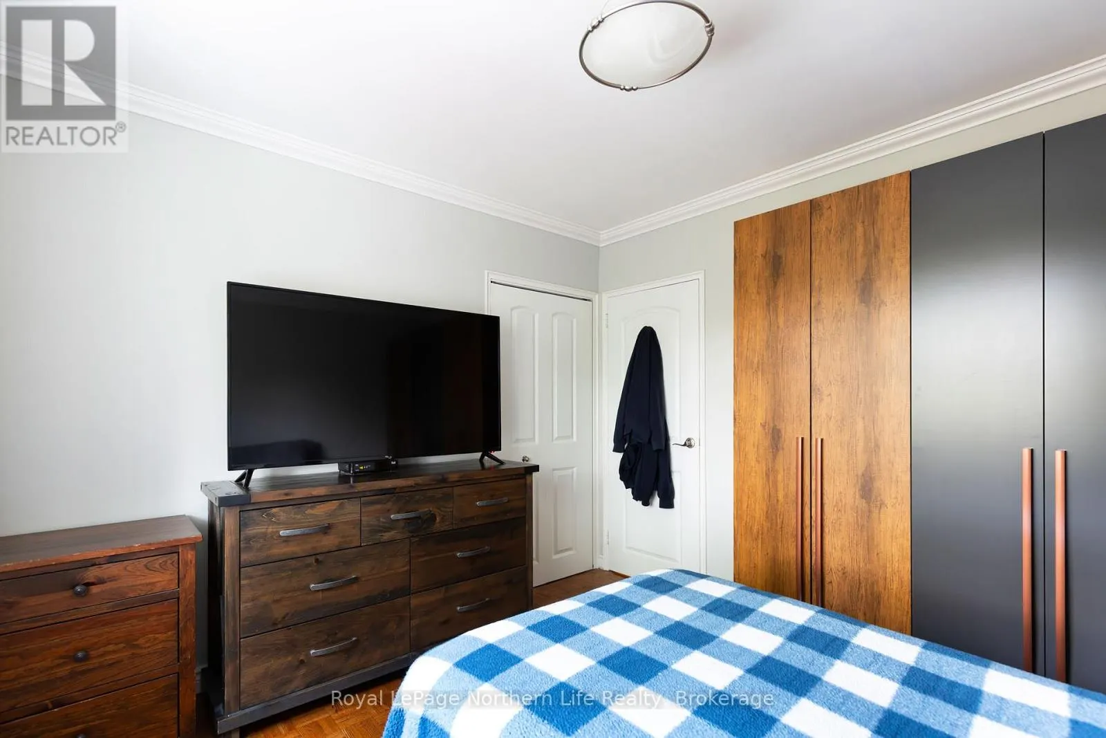 810 MAIN STREET W