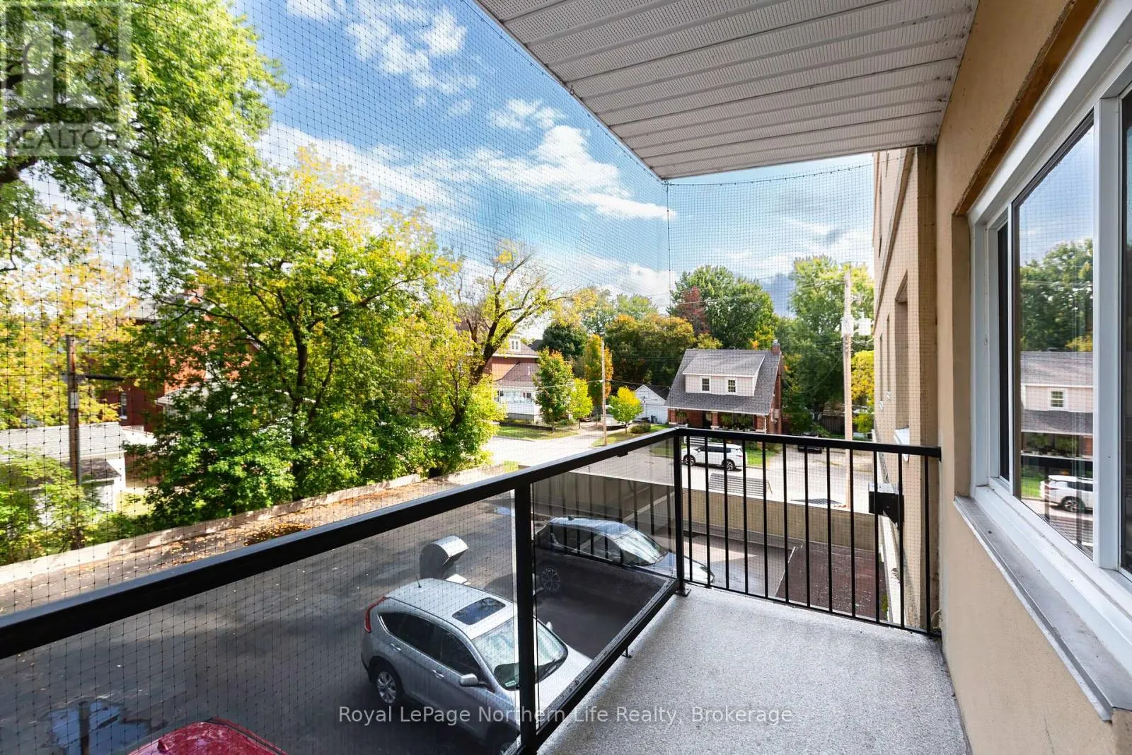 810 MAIN STREET W