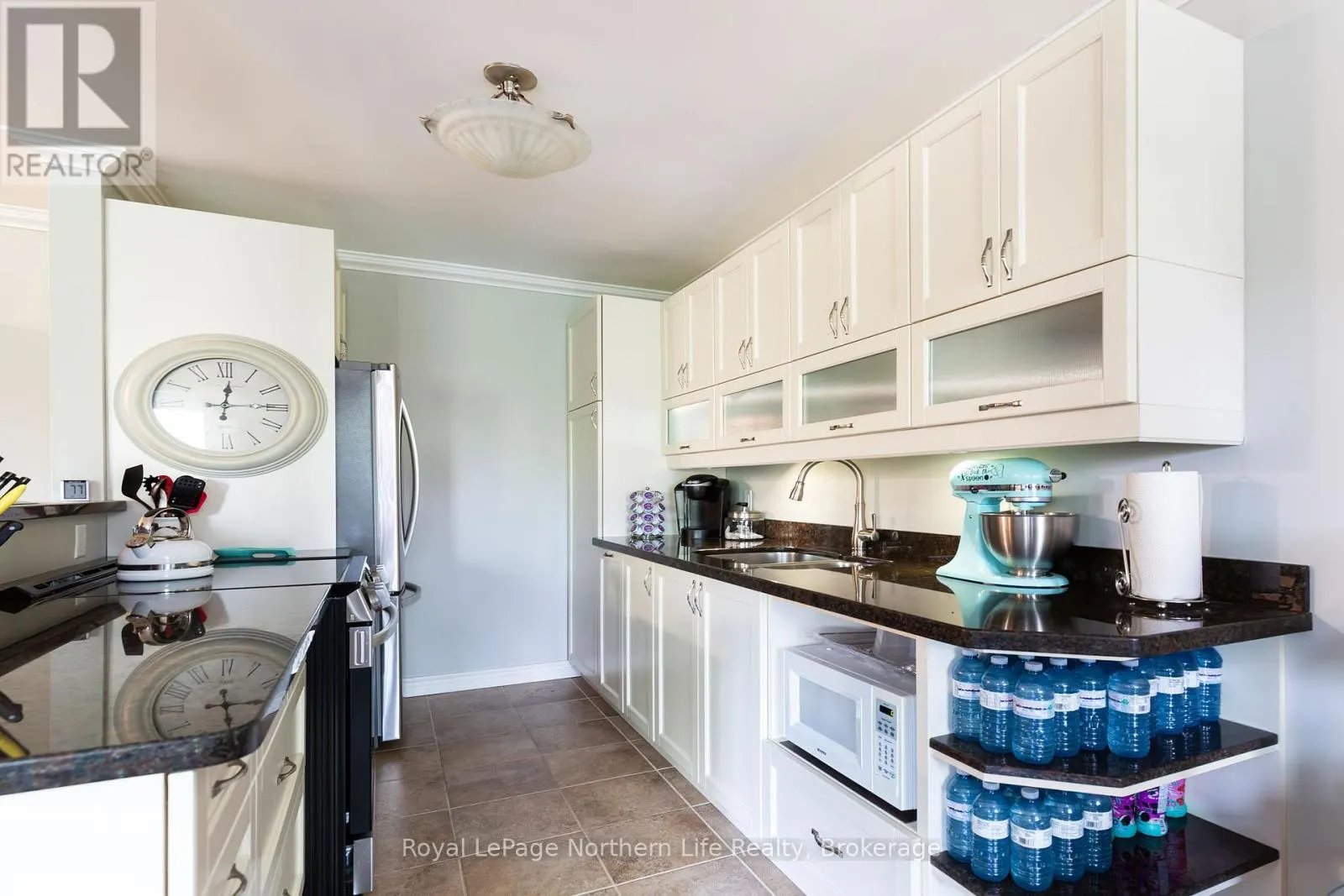 810 MAIN STREET W