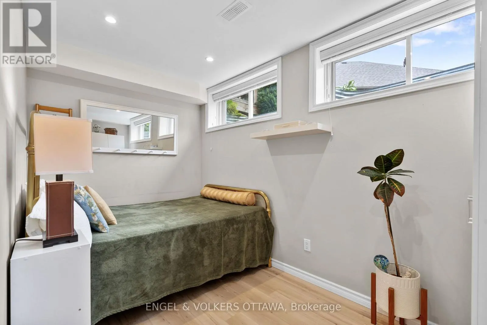 27 ESQUIMAULT AVENUE
