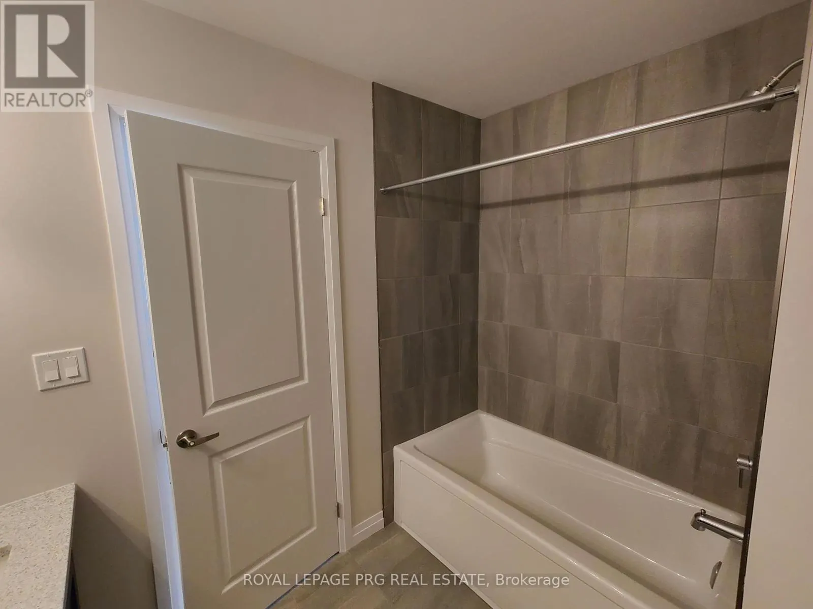 6 - 143 ELGIN STREET N