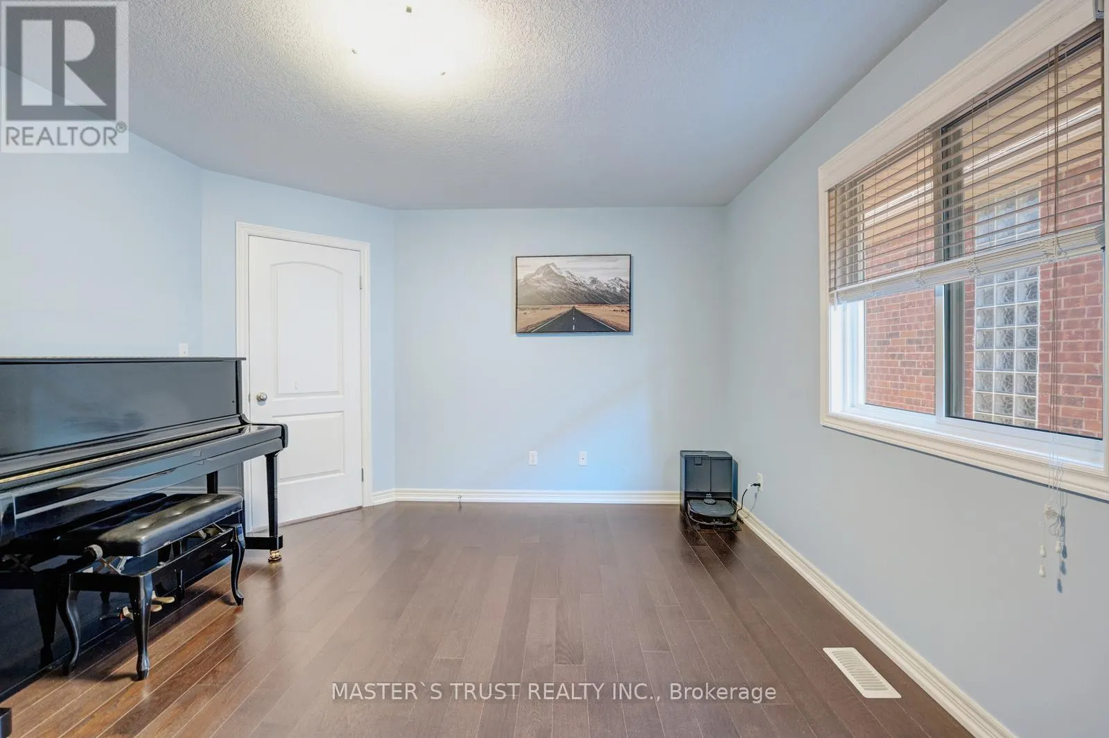 5 HOWDEN CRESCENT