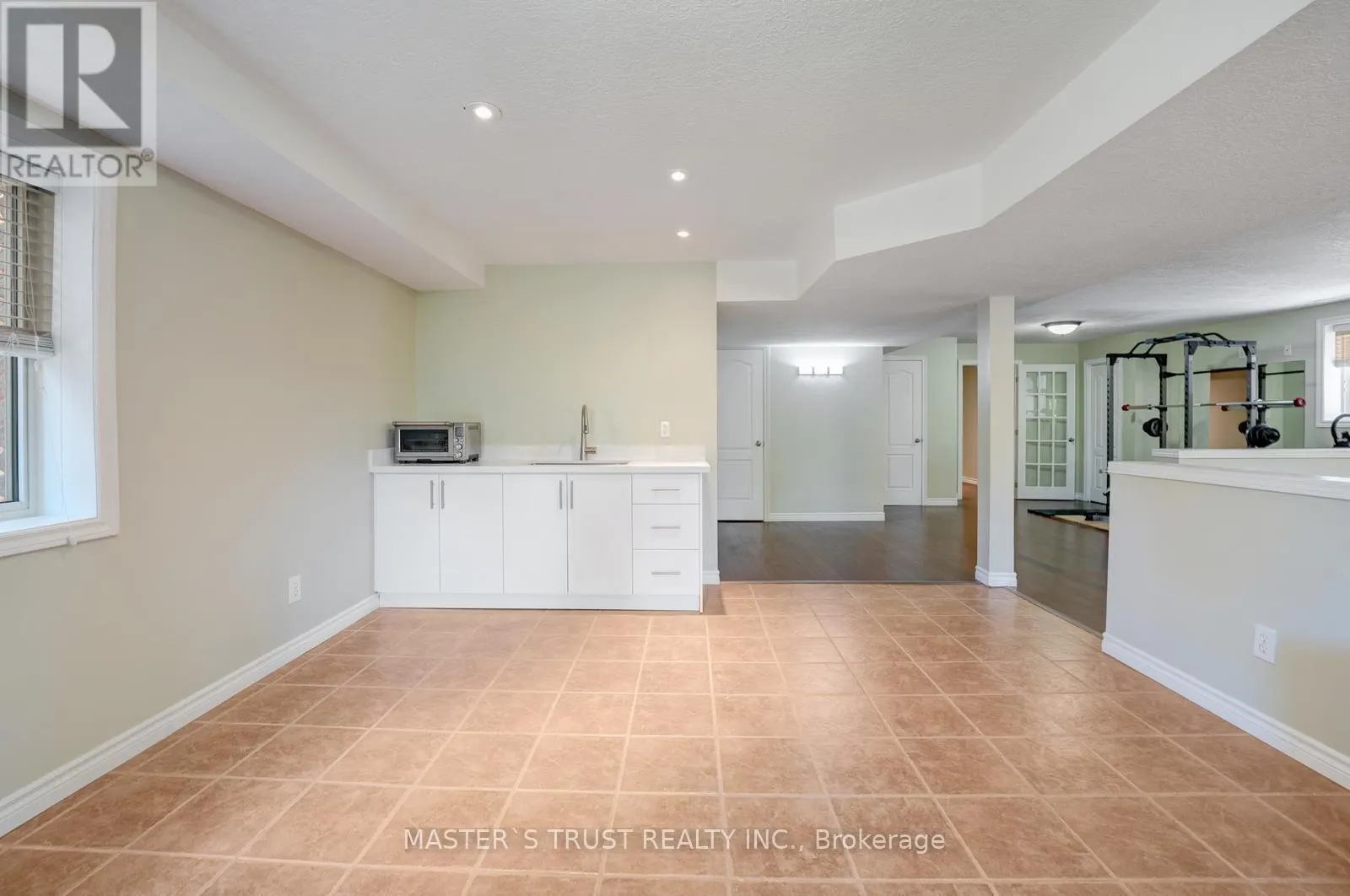 5 HOWDEN CRESCENT