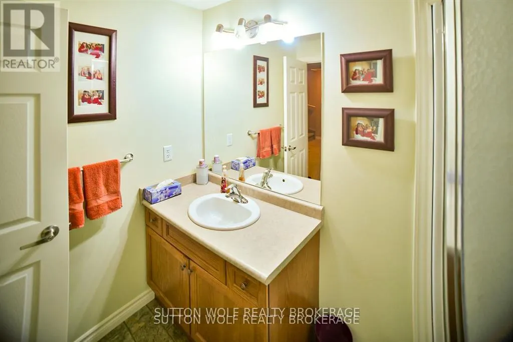 42 - 375 SCOTT STREET E, #42