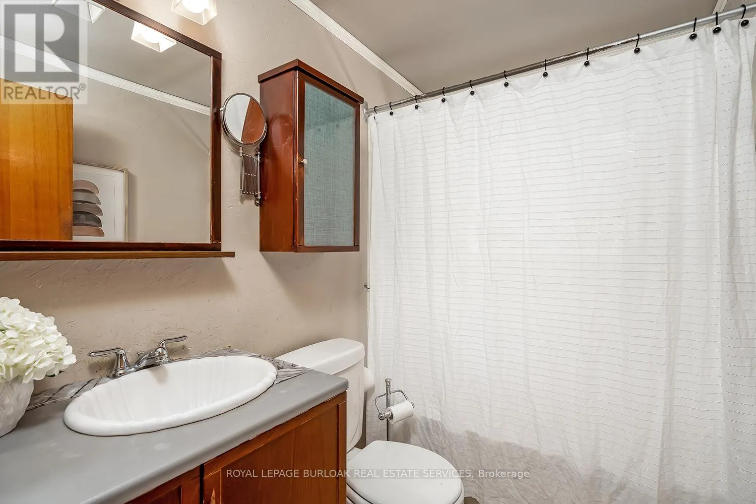 3 WHITE OAKS AVENUE