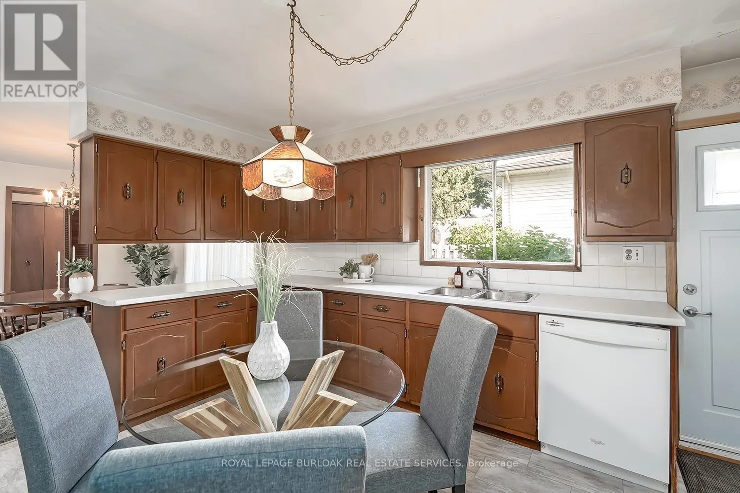 3 WHITE OAKS AVENUE