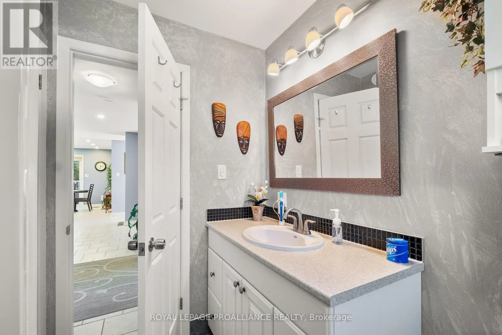 2535 CASTLEHILL DRIVE