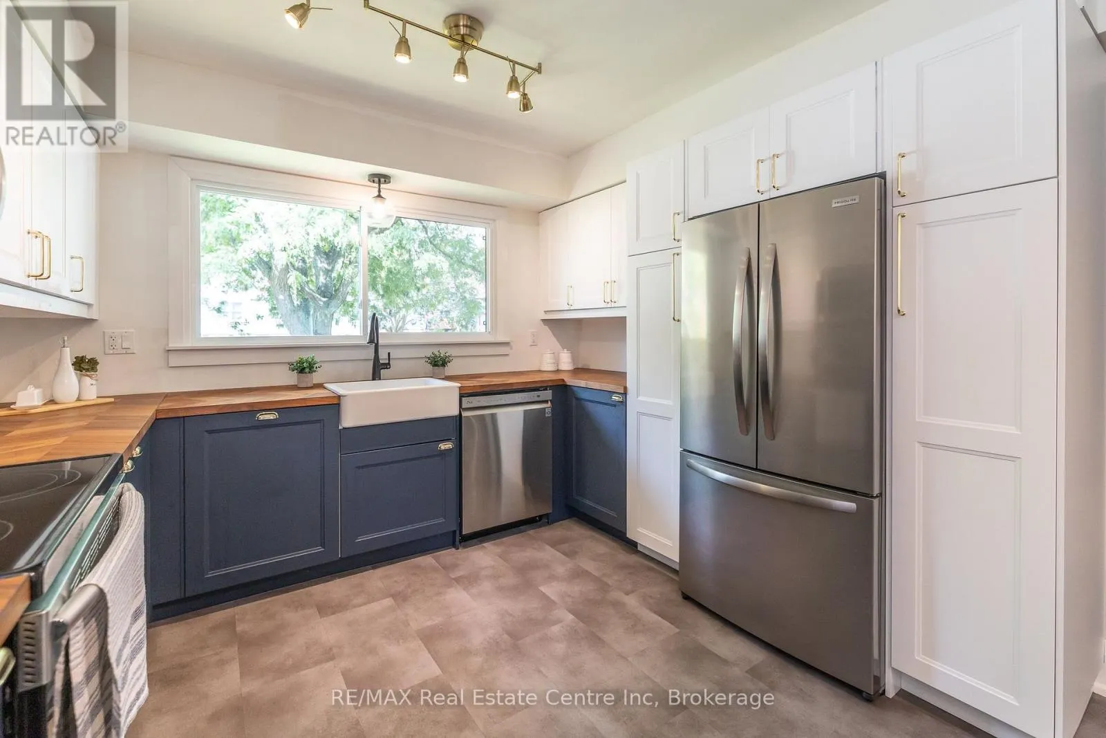 34 WOODRIDGE DRIVE