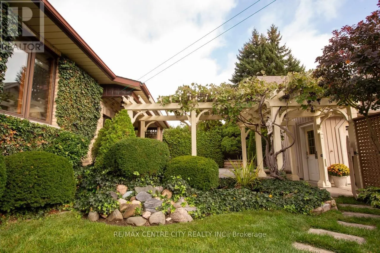 164 WOODSTOCK STREET N