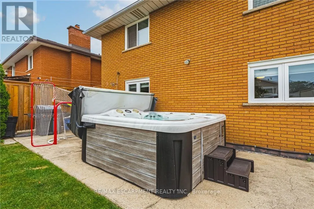 477 QUEEN VICTORIA DRIVE