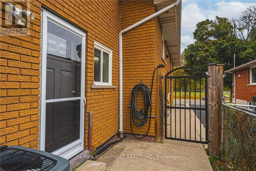 477 QUEEN VICTORIA DRIVE