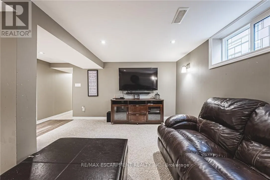 477 QUEEN VICTORIA DRIVE