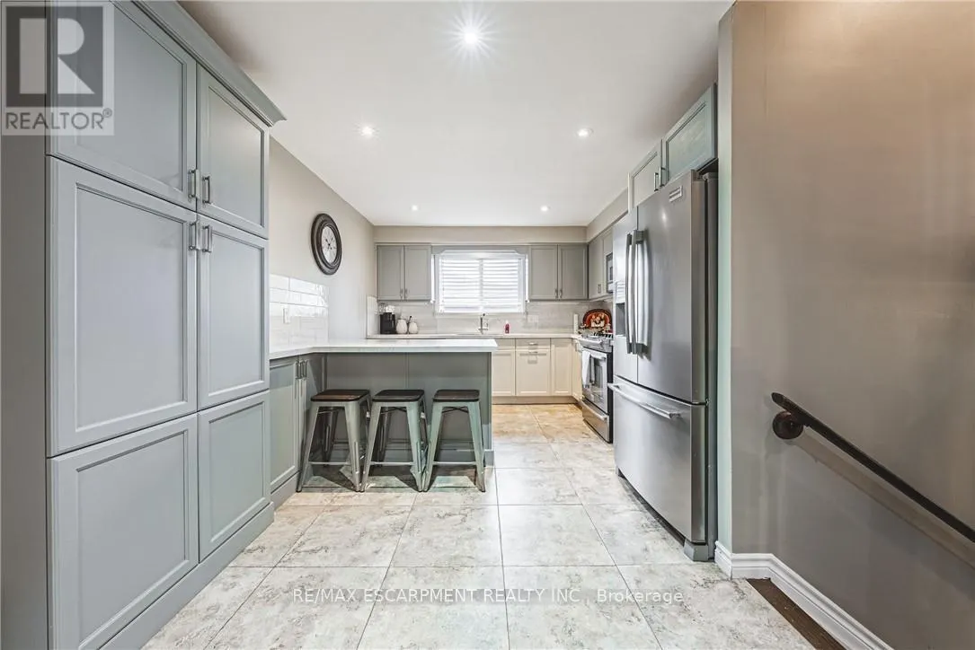 477 QUEEN VICTORIA DRIVE