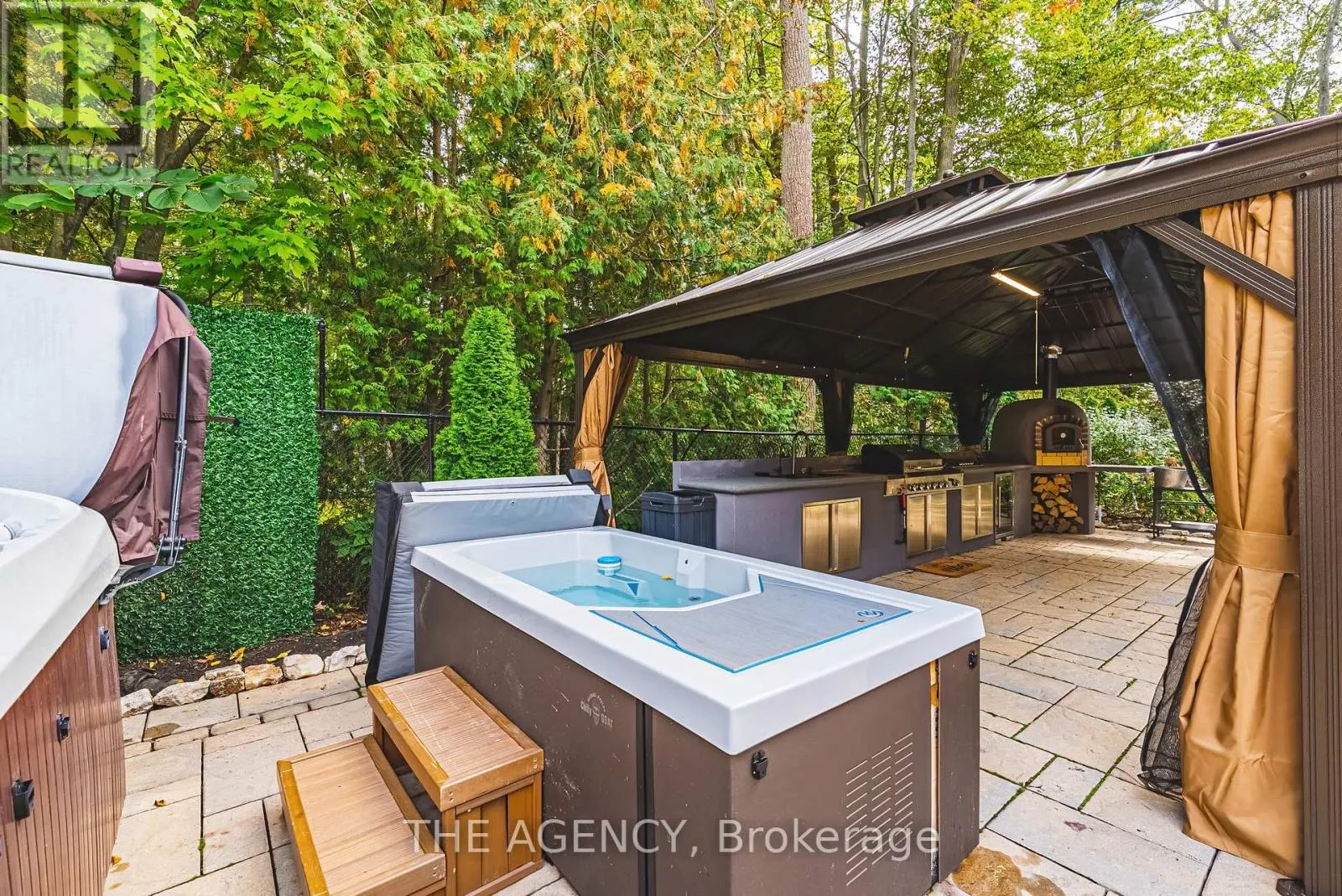 45 GOLF CLUB ROAD E