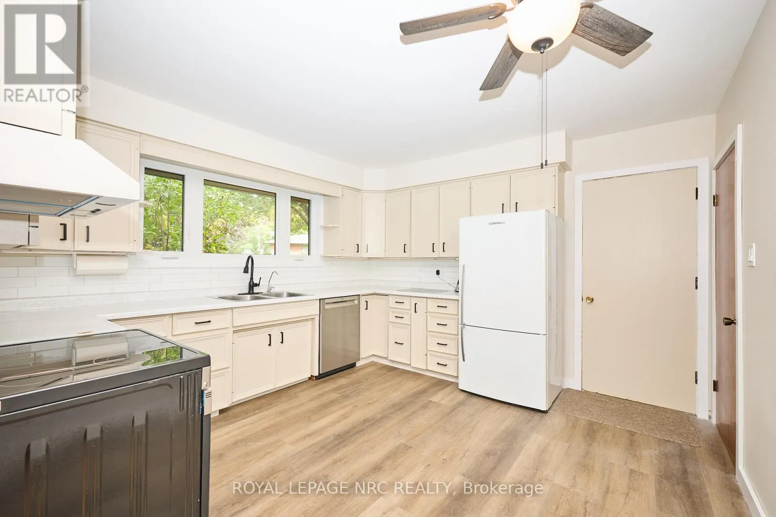 17 ALAN CRESCENT