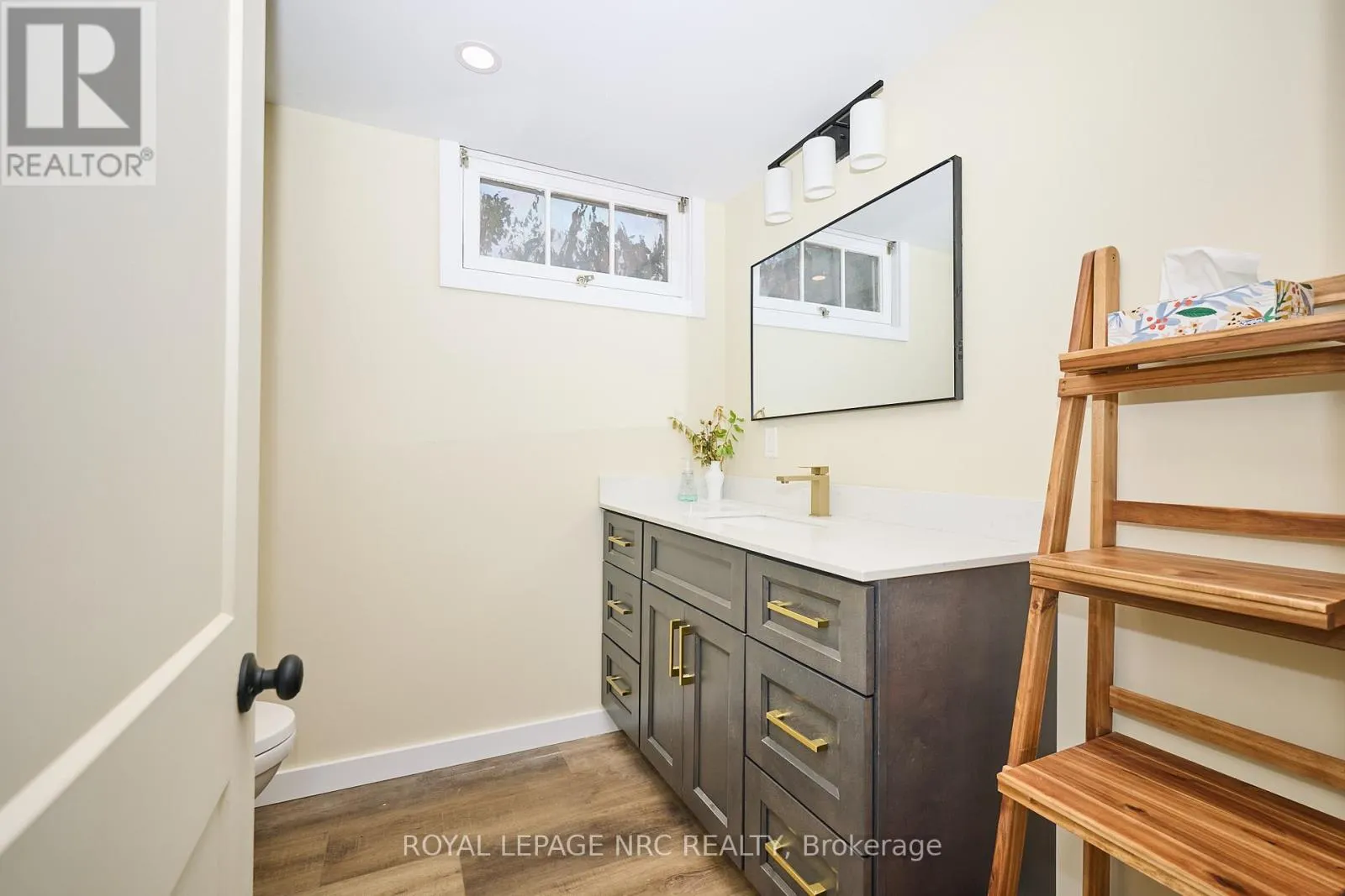 17 ALAN CRESCENT