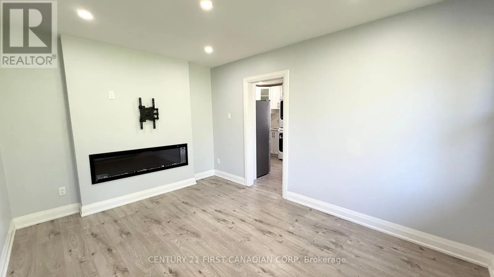 UPPER APARTMENT - 17 CARFRAE CRESCENT