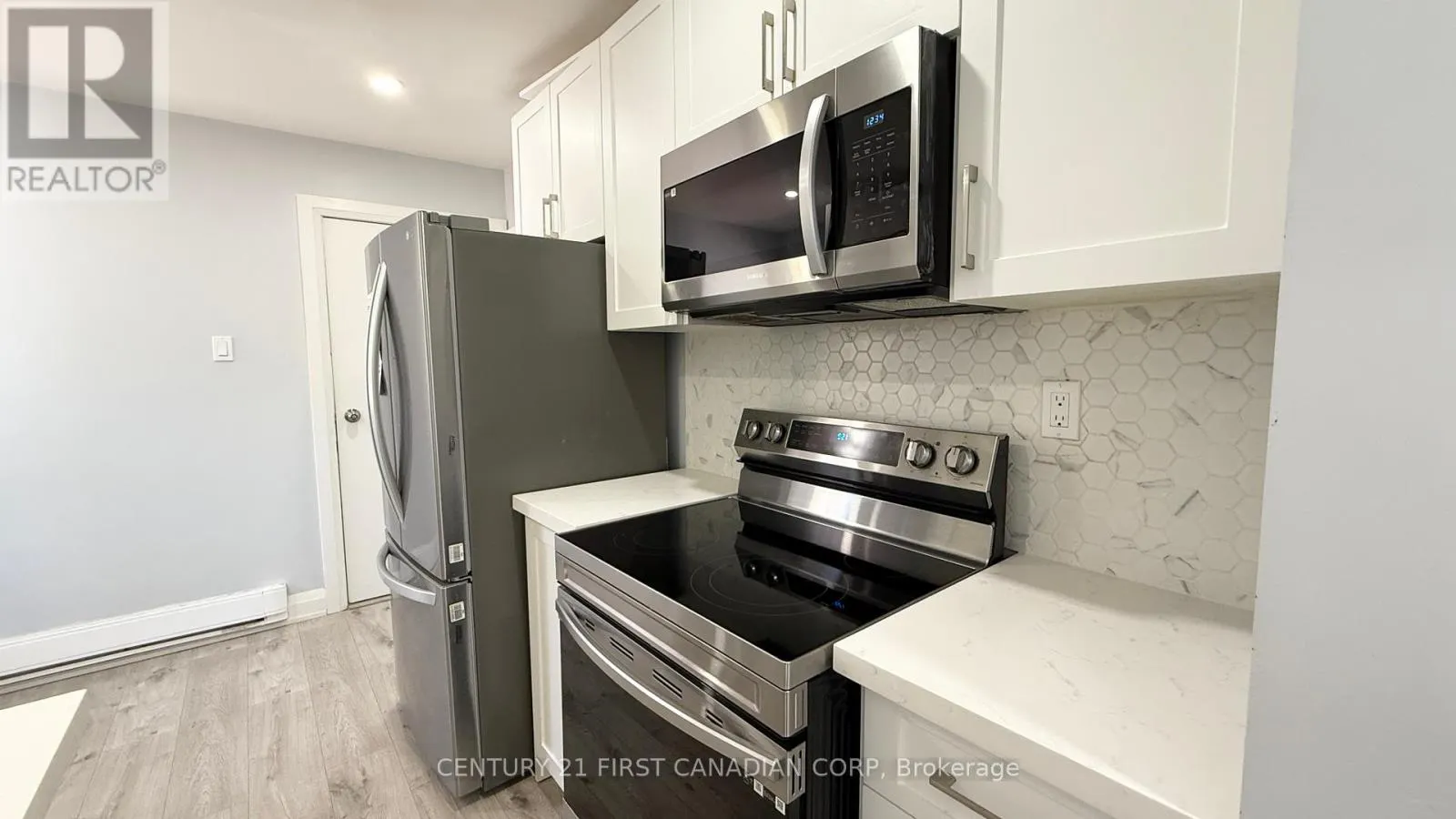 UPPER APARTMENT - 17 CARFRAE CRESCENT