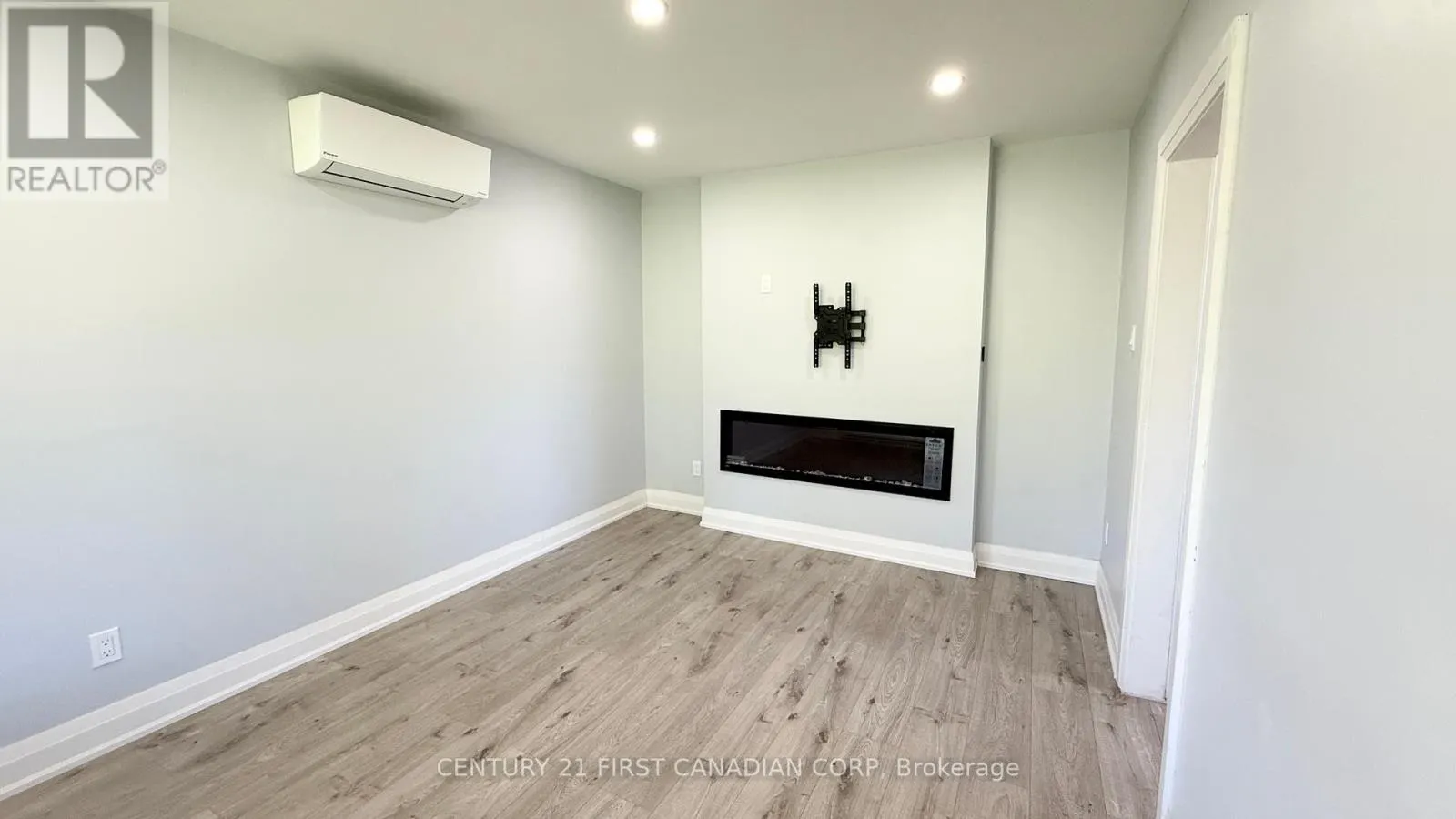 UPPER APARTMENT - 17 CARFRAE CRESCENT