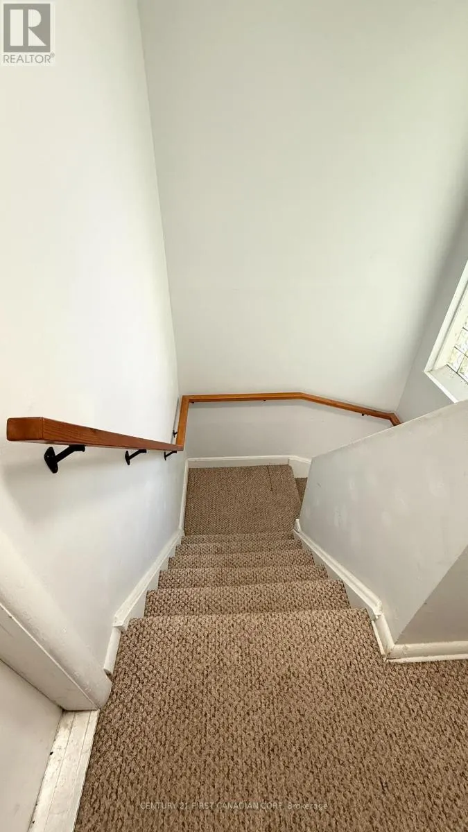 UPPER APARTMENT - 17 CARFRAE CRESCENT