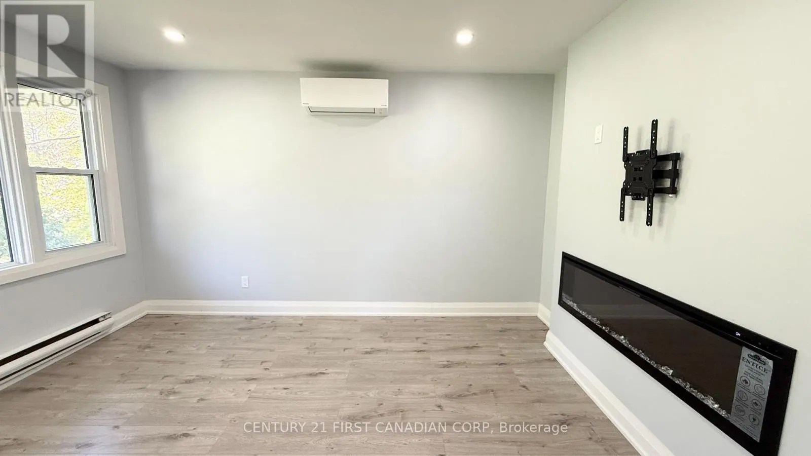UPPER APARTMENT - 17 CARFRAE CRESCENT