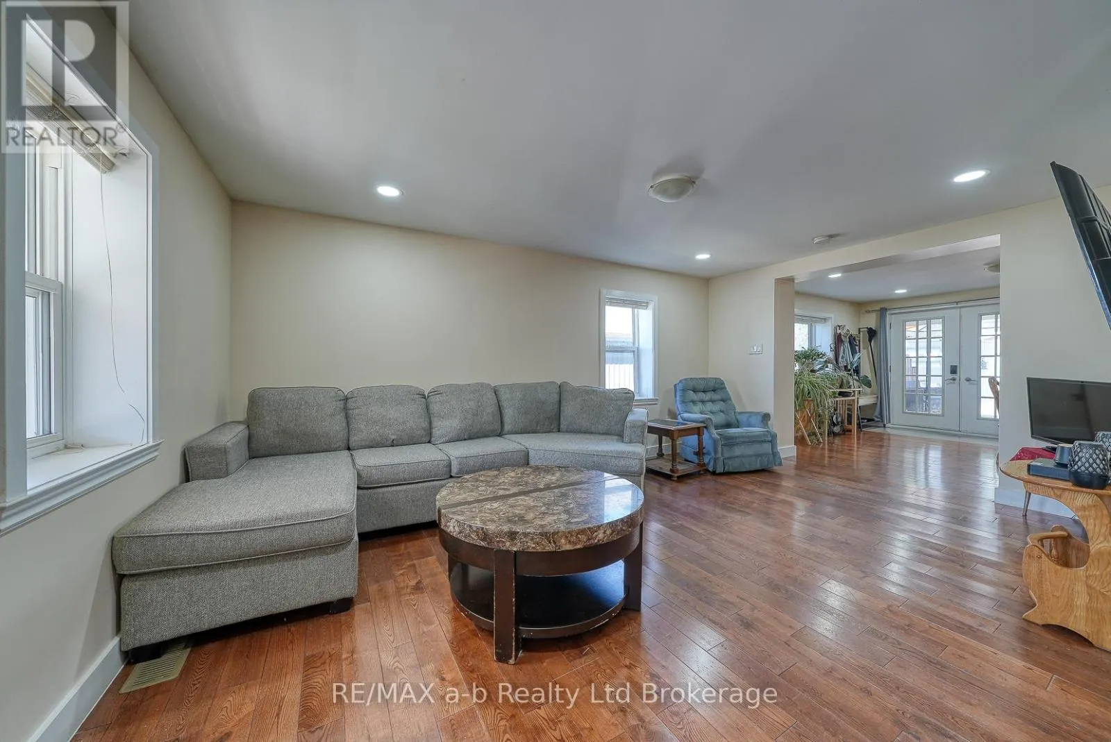 27 SOVEREIGN STREET W