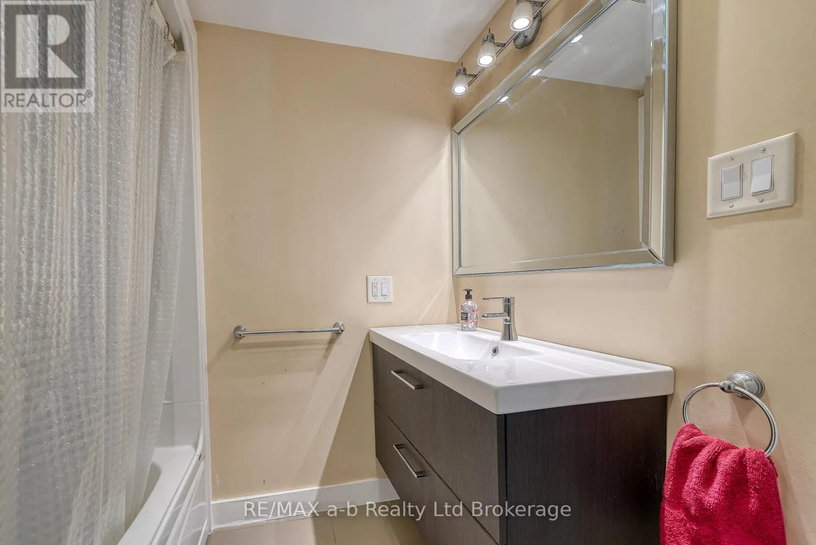 27 SOVEREIGN STREET W