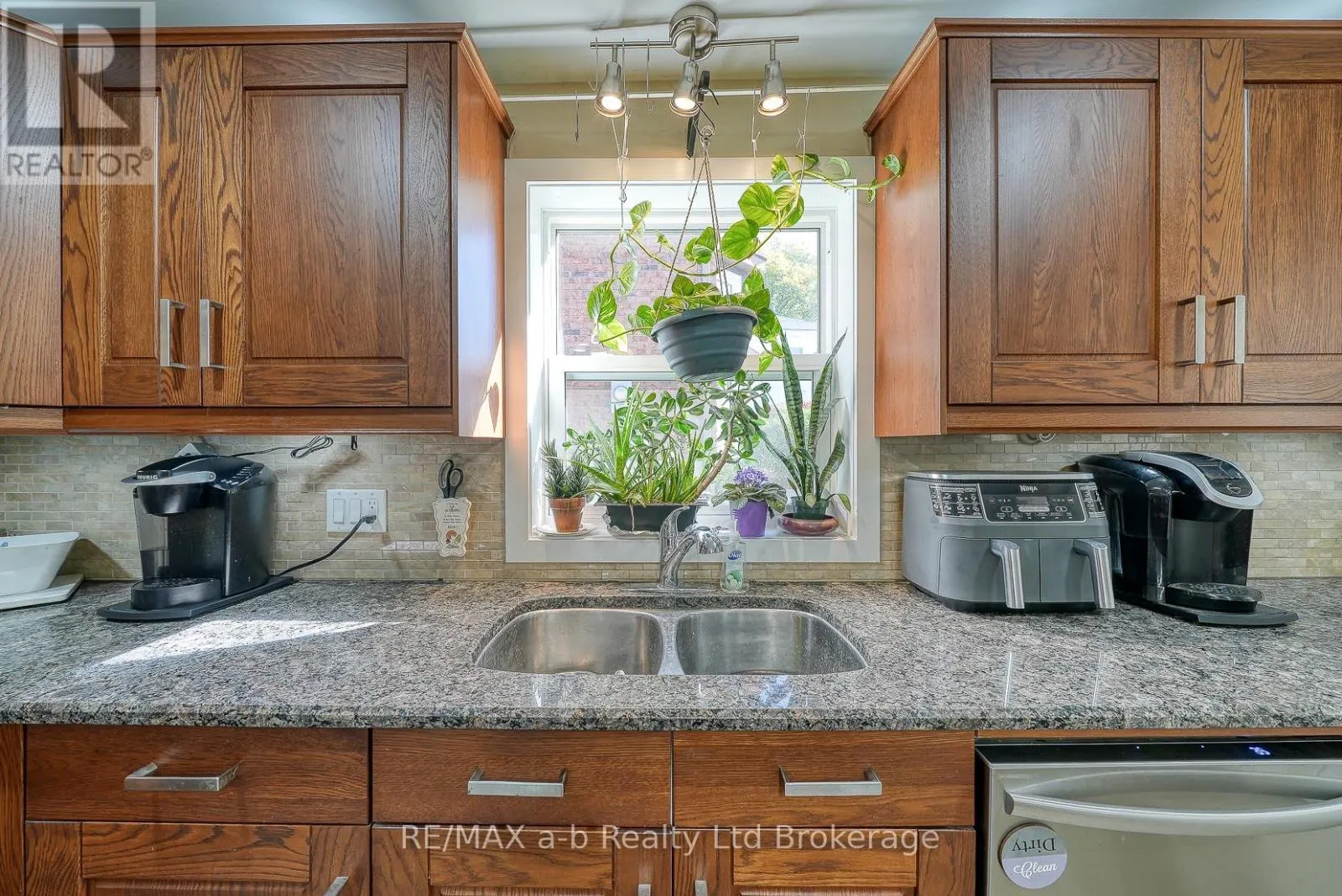 27 SOVEREIGN STREET W