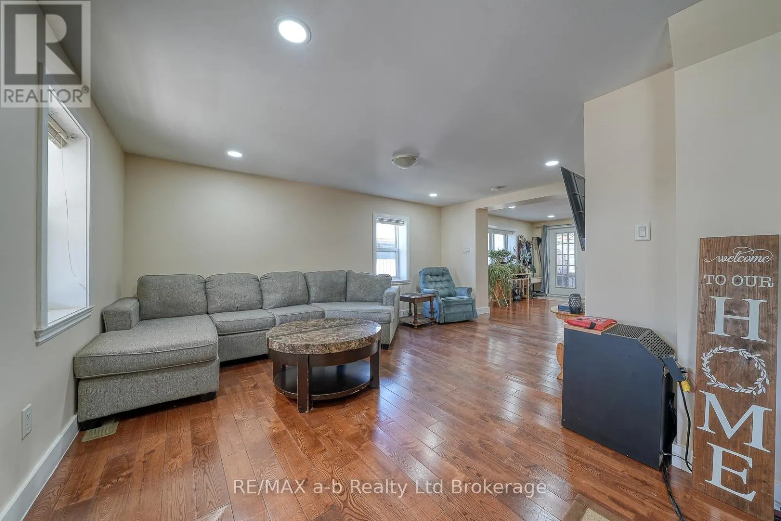 27 SOVEREIGN STREET W