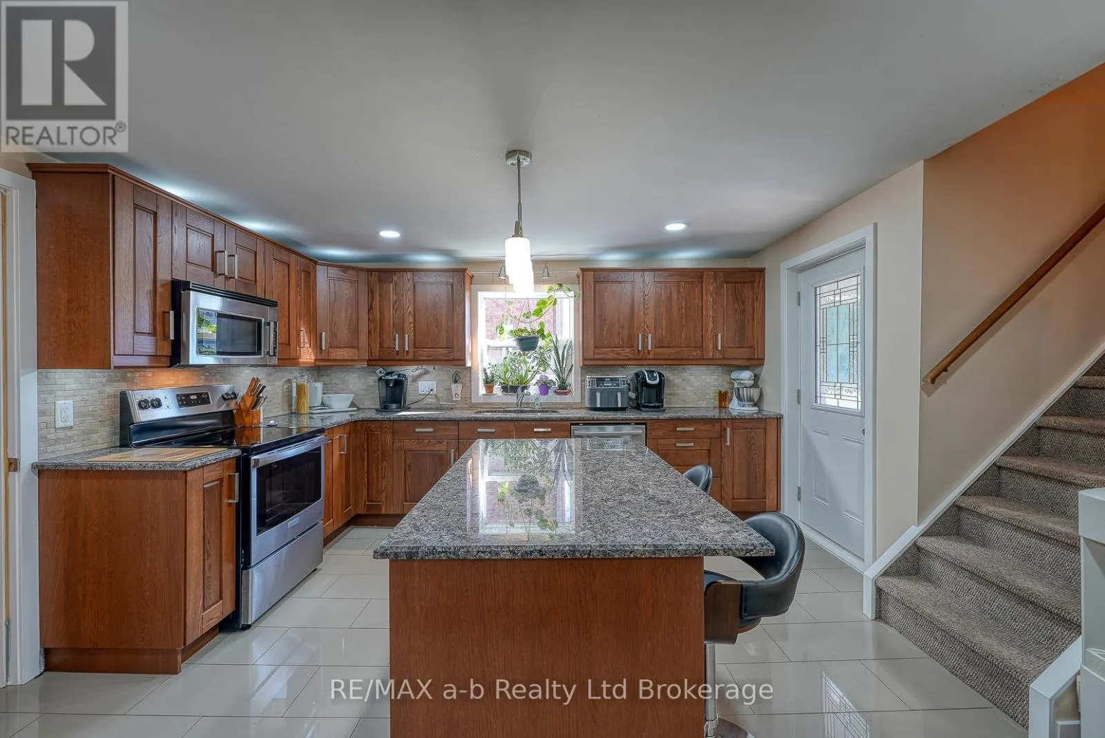 27 SOVEREIGN STREET W