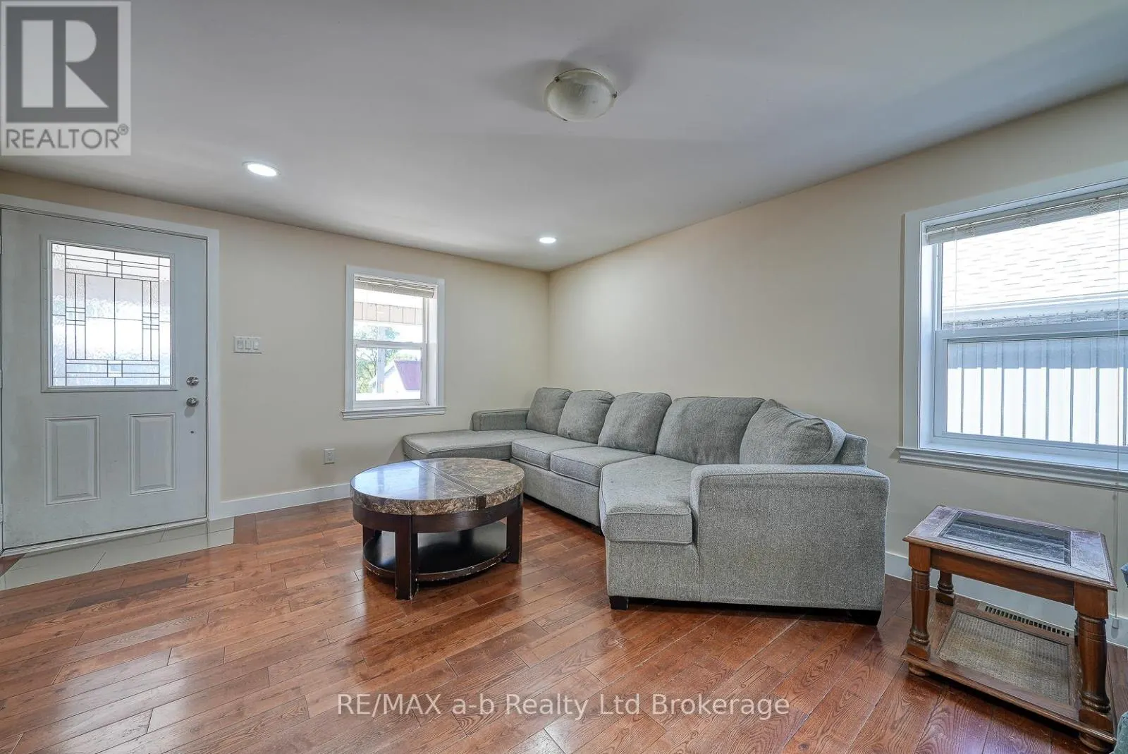 27 SOVEREIGN STREET W