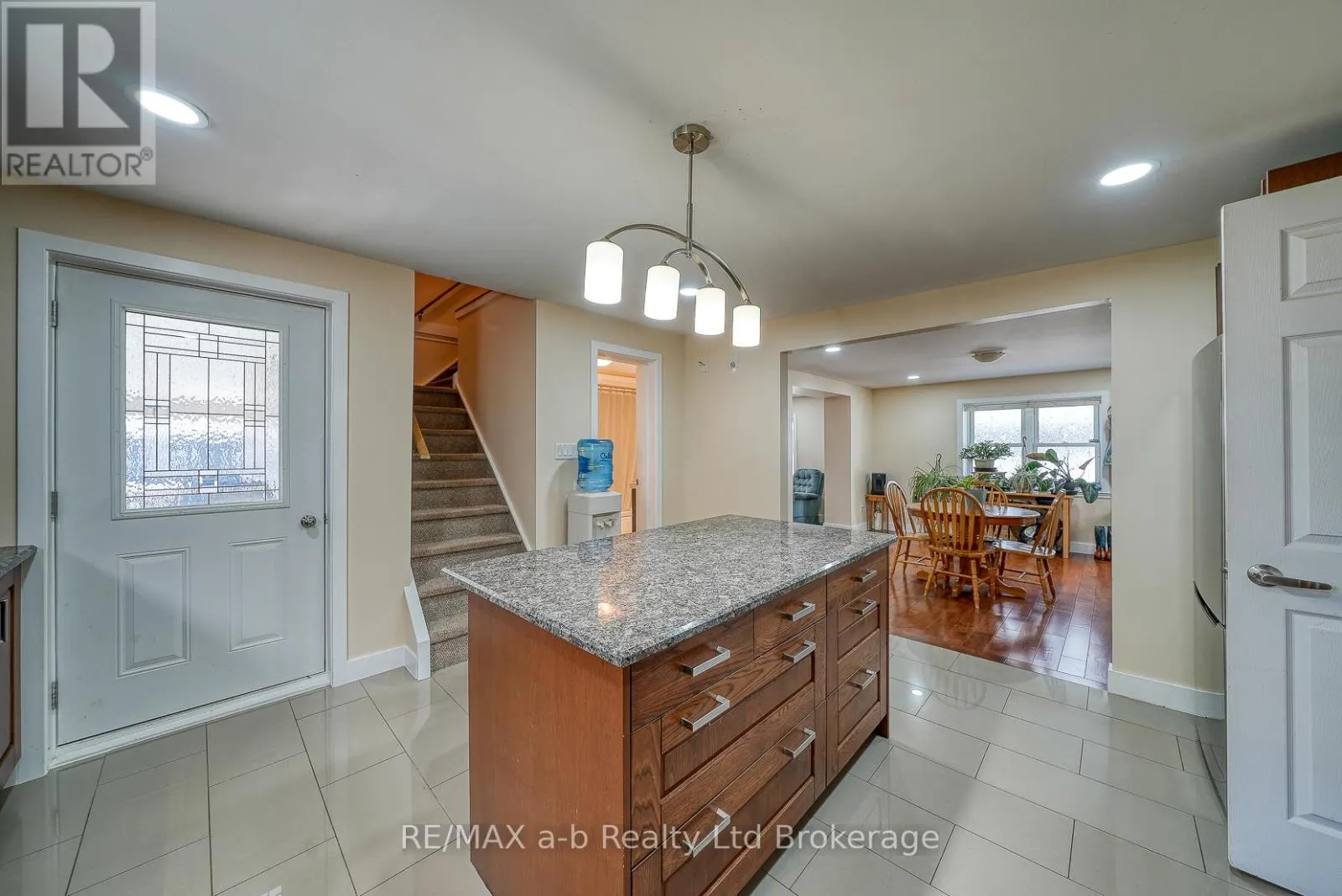 27 SOVEREIGN STREET W