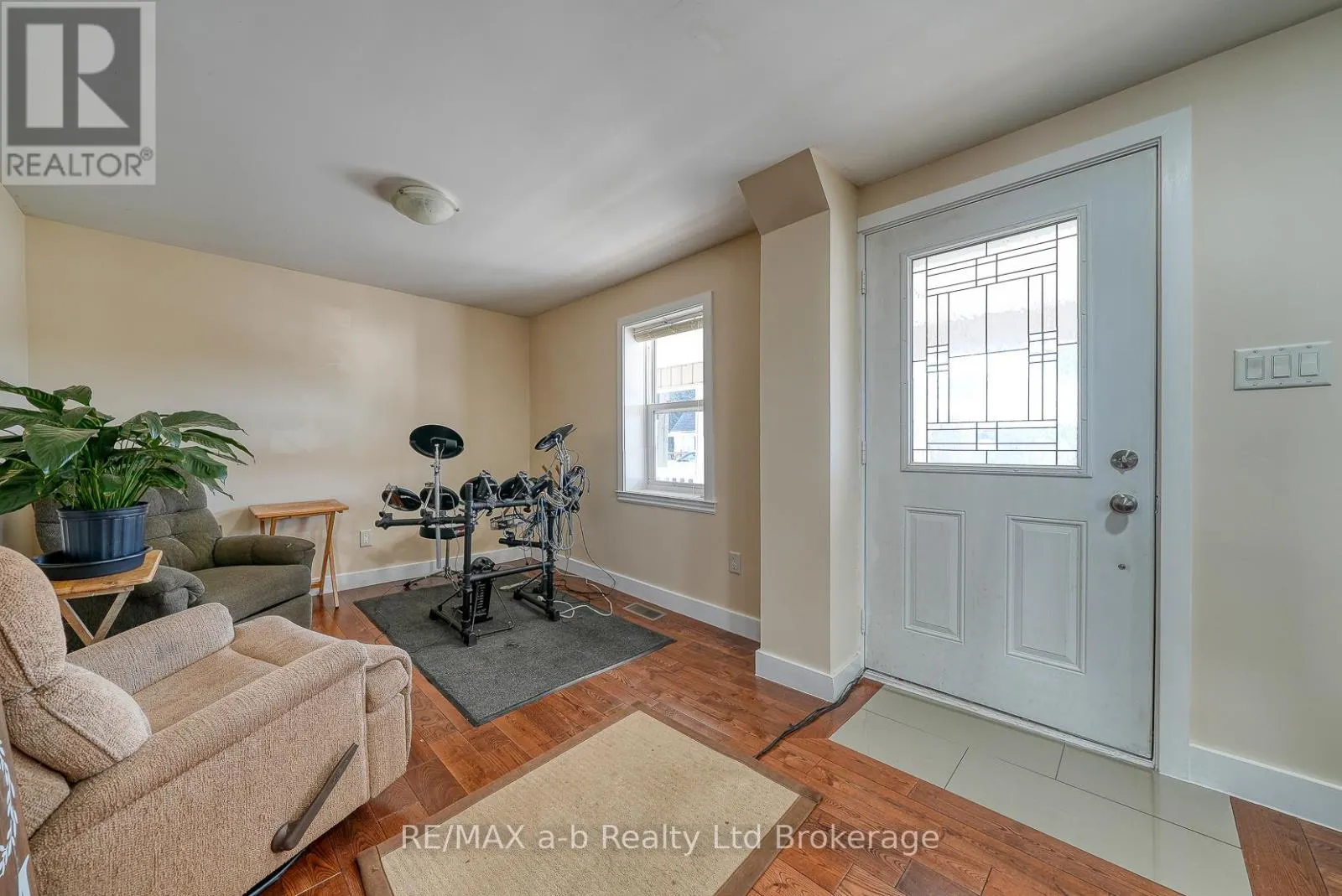 27 SOVEREIGN STREET W