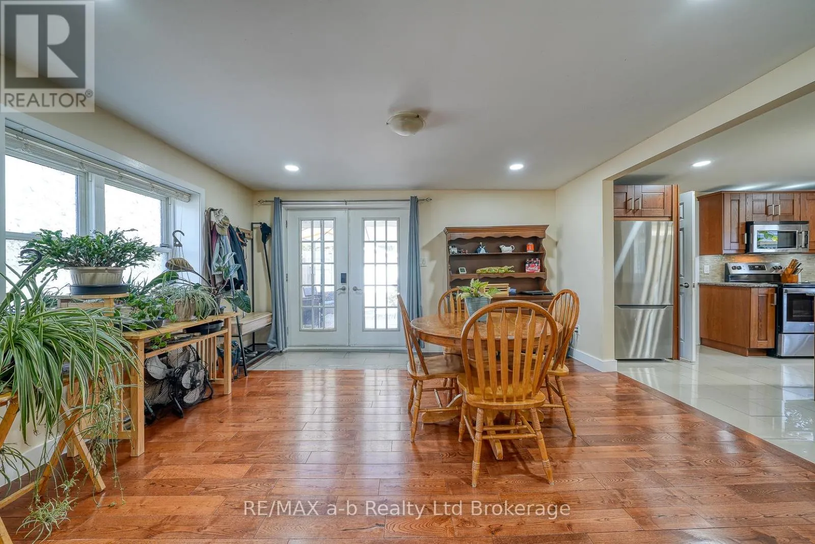 27 SOVEREIGN STREET W