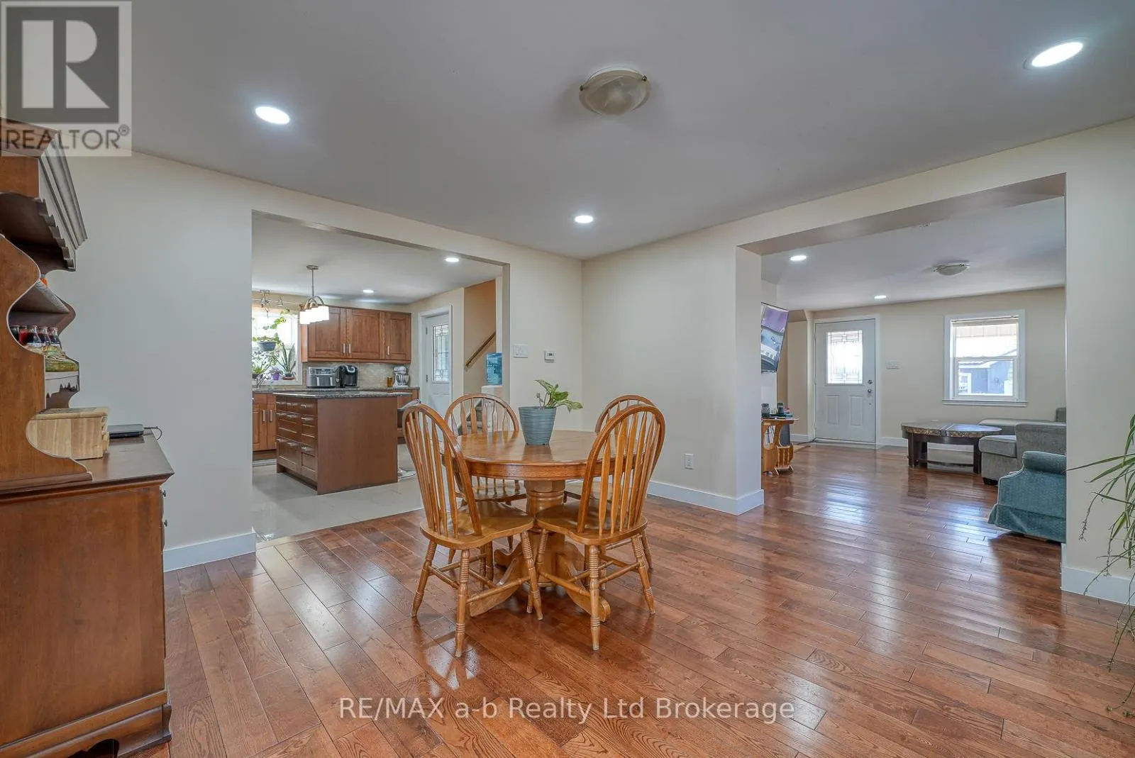 27 SOVEREIGN STREET W