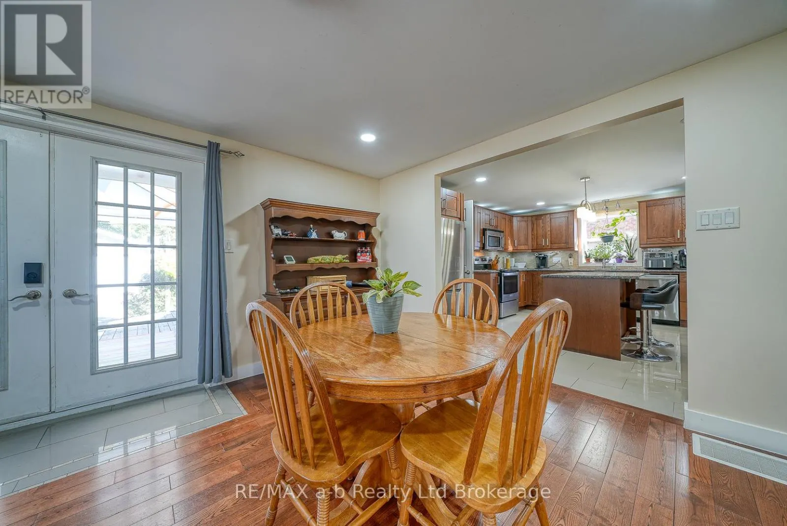 27 SOVEREIGN STREET W
