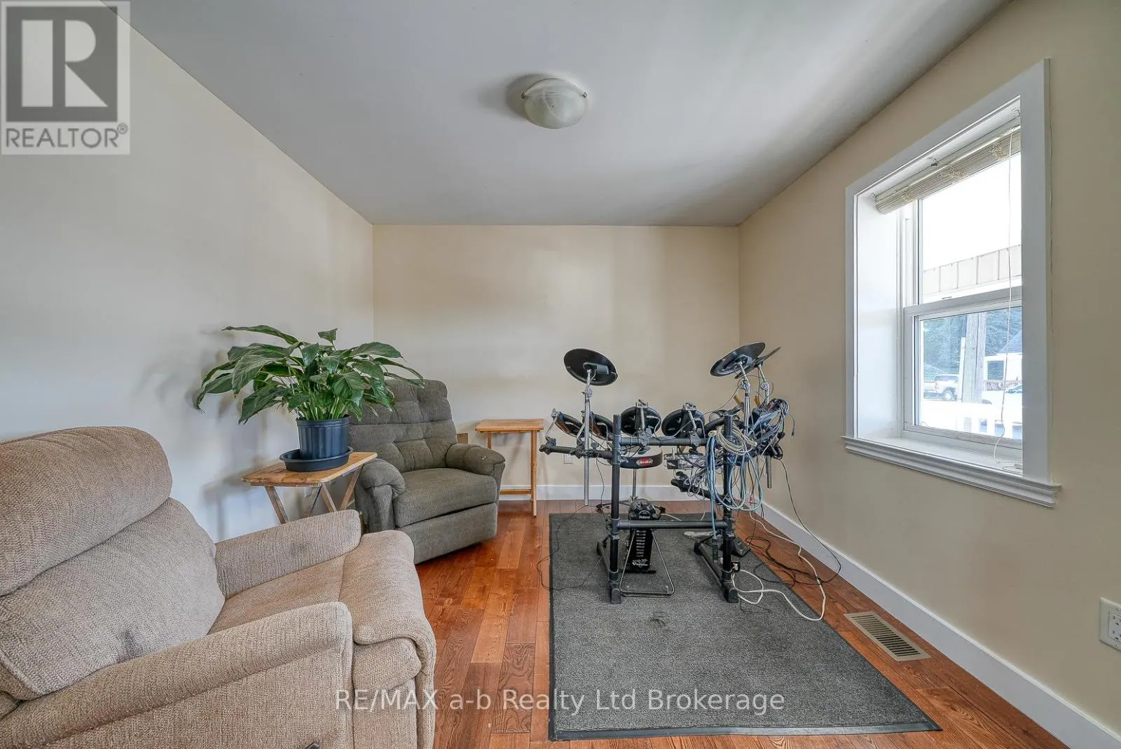27 SOVEREIGN STREET W