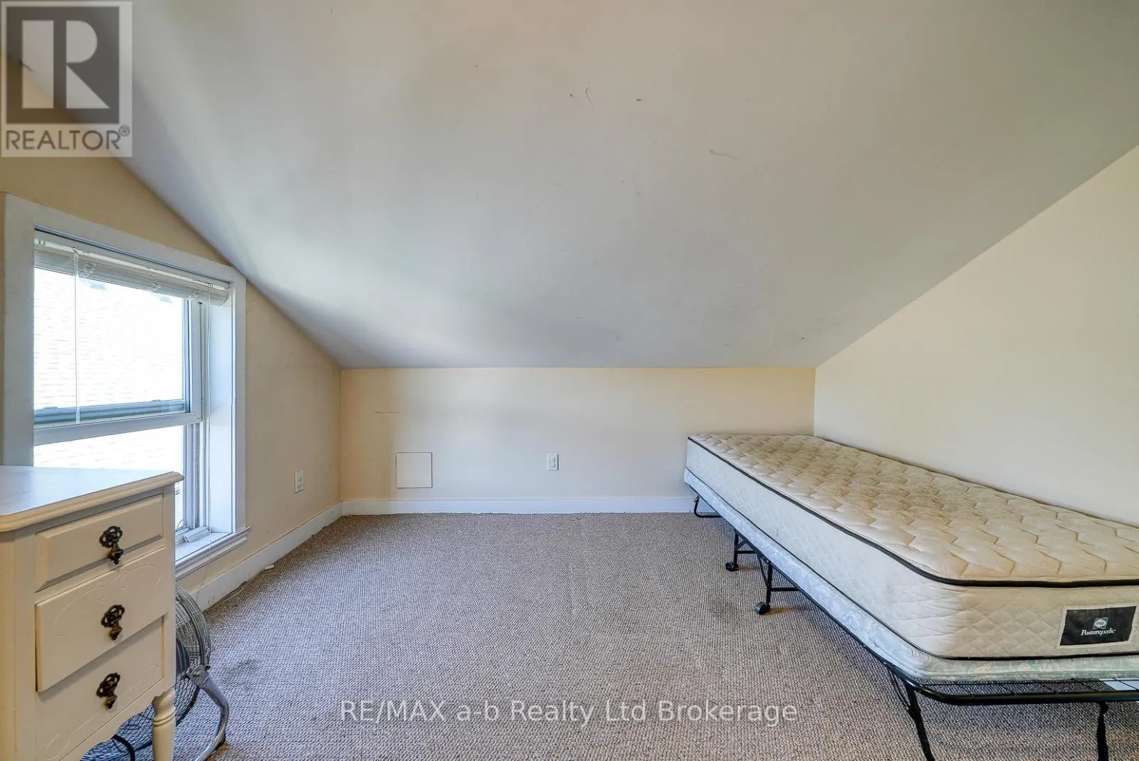 27 SOVEREIGN STREET W
