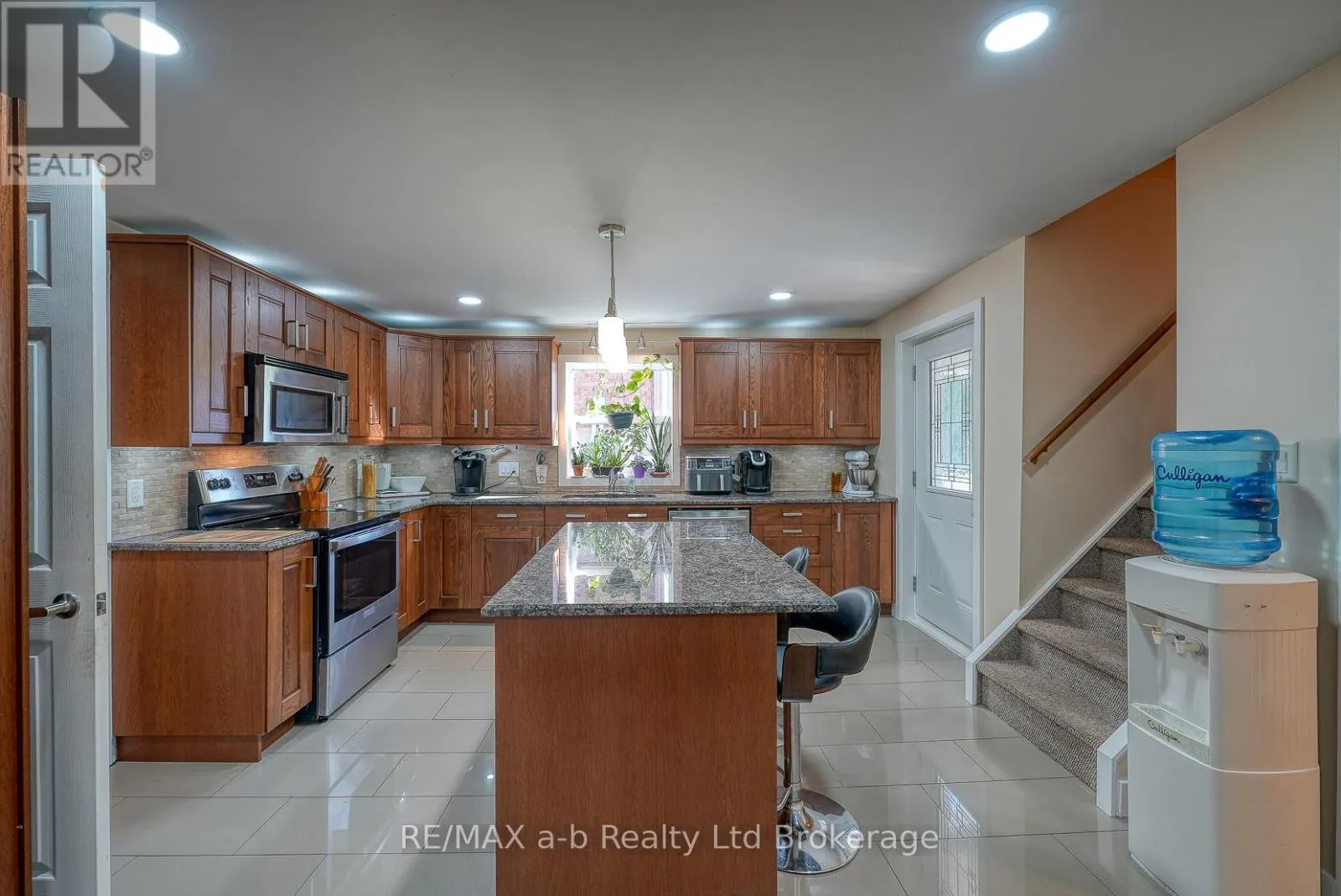 27 SOVEREIGN STREET W