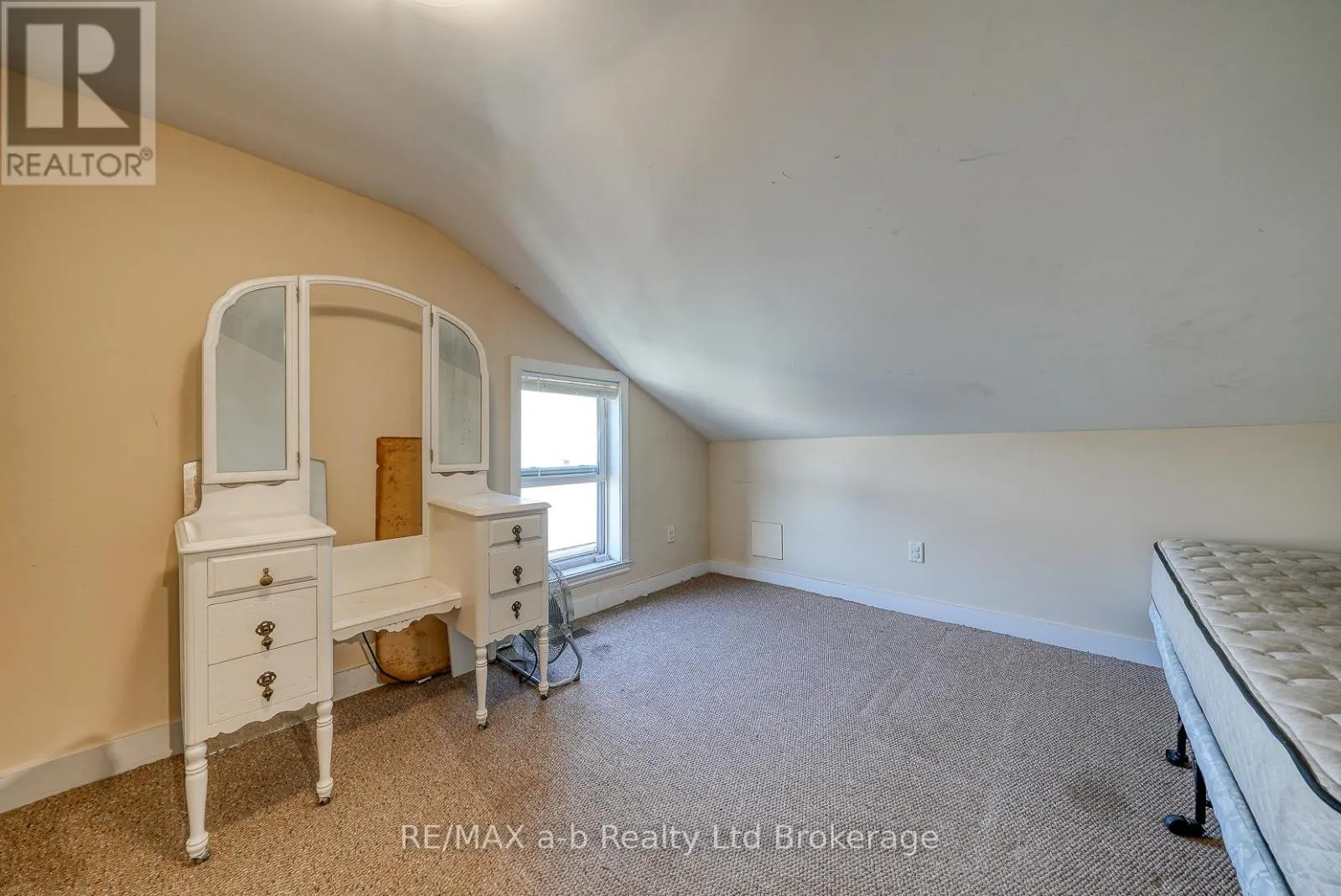 27 SOVEREIGN STREET W