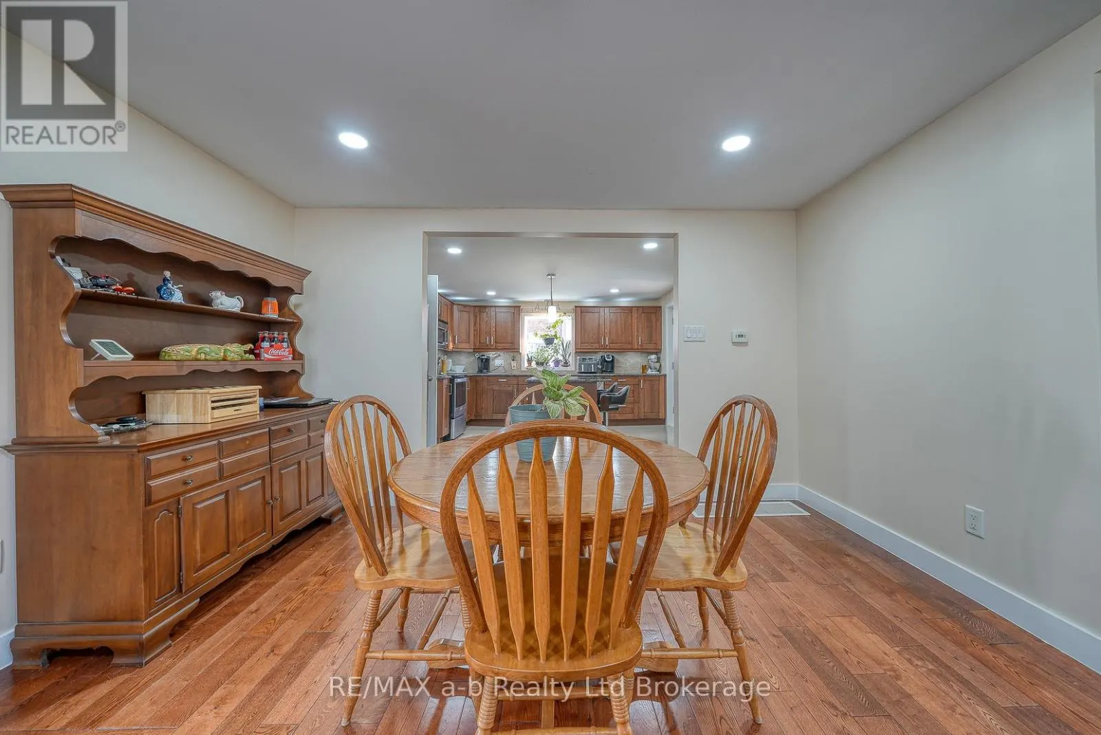 27 SOVEREIGN STREET W