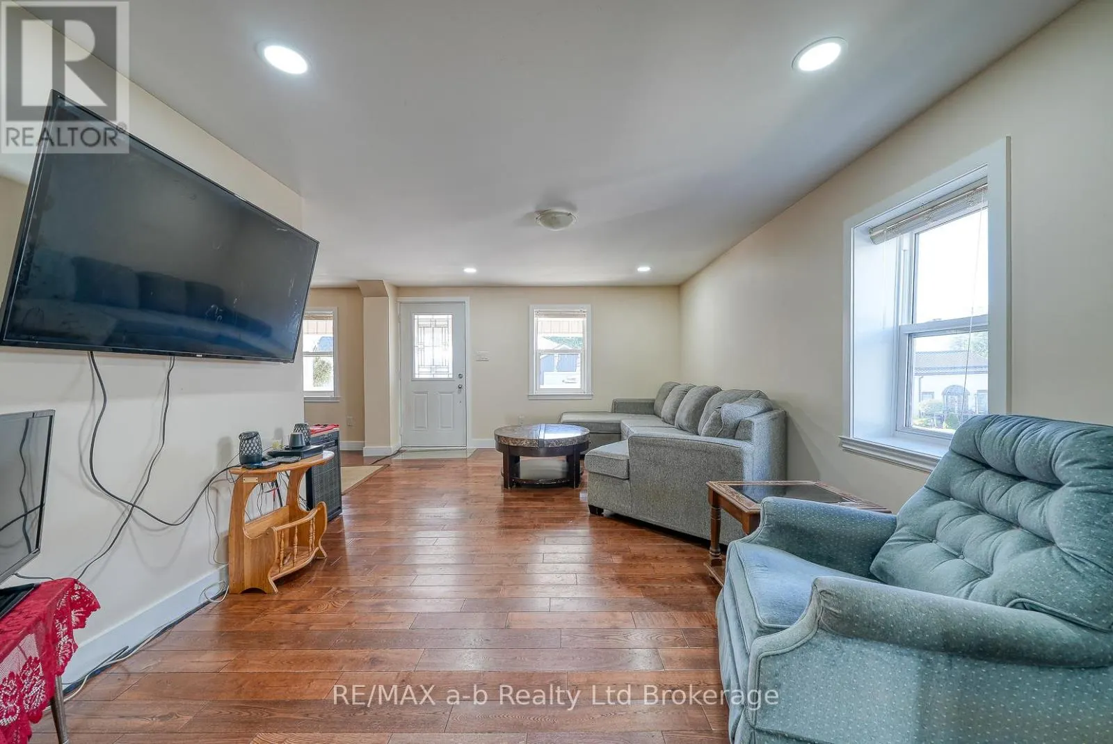 27 SOVEREIGN STREET W