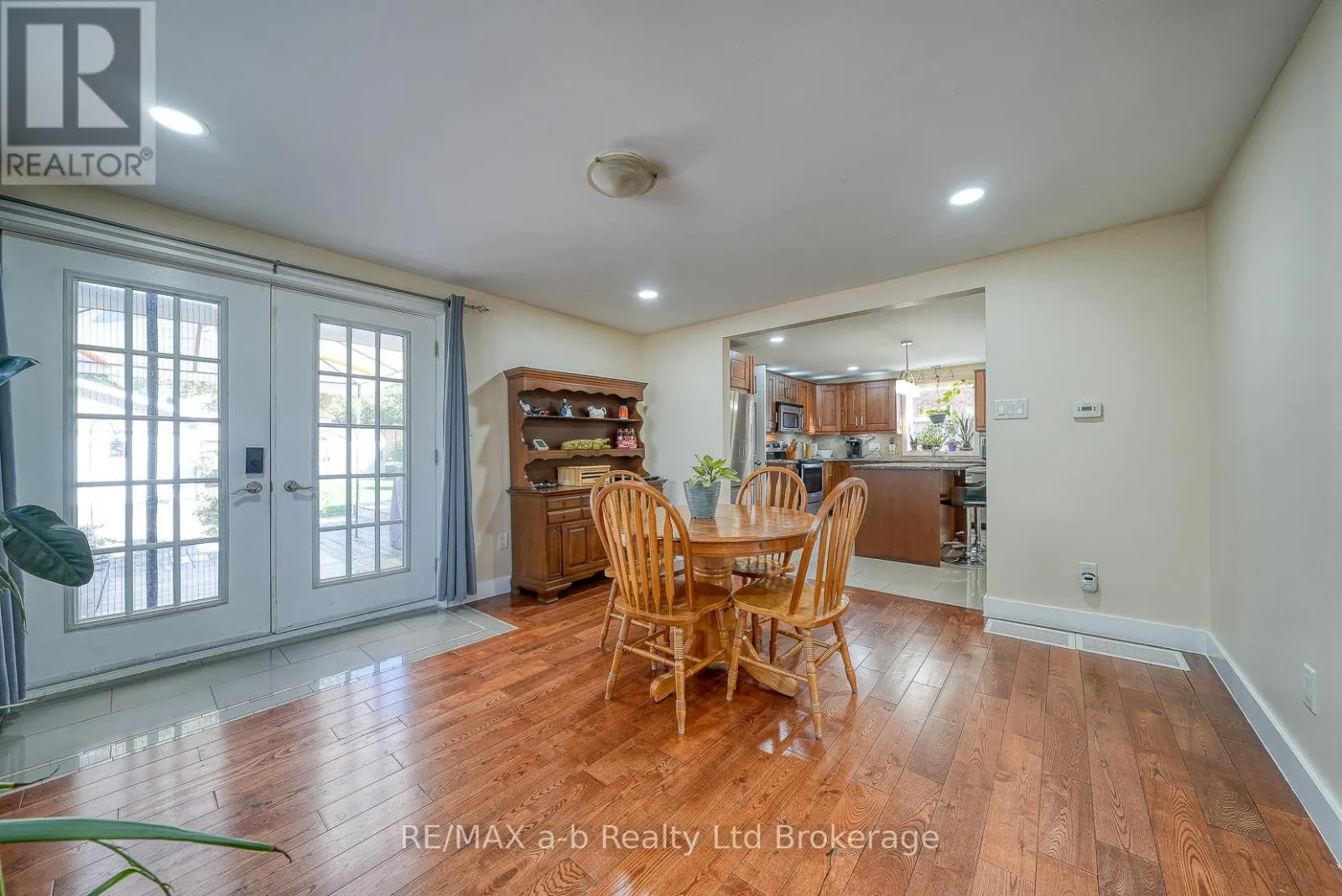 27 SOVEREIGN STREET W